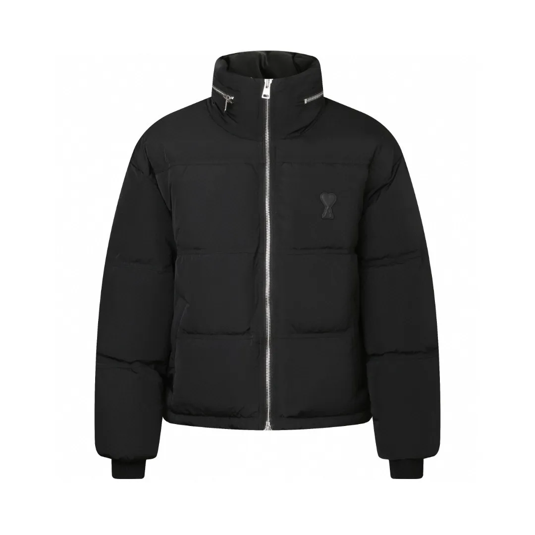 🅿️1000 [Exclusive supply] Ami love rubber stamp stand collar down jacket. The high-quality filling is made of 90 white duck down, which is full and even. The weight is 220g, ensuring good thermal insulation performance. The fabric is woven from 100% nylon. Its high-density structure achieves excellent windproof effect. It also has strong wear resistance and wrinkle resistance. It is scratch-free and easy to care for in daily wear. AMI's iconic love leather label is inlaid on the left chest using a 3D three-dimensional embossing process - the matte black cowhide is hand-polished to a thickness of 0.3mm, with micro-arc processing on the edges, making it as delicate to the touch as a baby's skin. The brand's iconic symbol is cleverly integrated into the center of the heart-shaped silhouette, becoming the only visual focus of the all-black body, low-key yet recognizable. The cuffs are equipped with high-density ribbing, made of 80-count combed cotton and spandex blend, with an elastic recovery rate of 95%. The rib edges are rolled by hand, and the thickness is only 0.5cm, but it can fit the wrist tightly, preventing cold wind from pouring in, and avoiding the bloated feeling of traditional down jacket cuffs. When you raise your hand, the ribs stretch naturally with your movements without feeling tight; when you are still, they return to their original shape, maintaining a neat silhouette, and the details highlight the "symbiosis of comfort and aesthetics." The body is three-dimensional quilted, and the quilting thread is made of high-elastic nylon thread, which is treated with the same color as the fabric. When viewed from a distance, the body of the garment looks like a whole piece of black velvet. Only when you look closer can you see the architectural layers outlined by the quilting thread. Size:S-M-L-XL