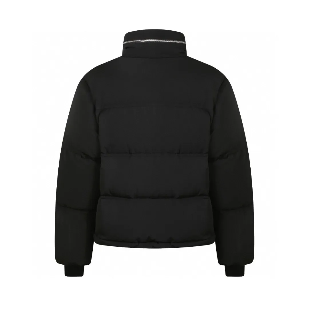 🅿️1000 [Exclusive supply] Ami love rubber stamp stand collar down jacket. The high-quality filling is made of 90 white duck down, which is full and even. The weight is 220g, ensuring good thermal insulation performance. The fabric is woven from 100% nylon. Its high-density structure achieves excellent windproof effect. It also has strong wear resistance and wrinkle resistance. It is scratch-free and easy to care for in daily wear. AMI's iconic love leather label is inlaid on the left chest using a 3D three-dimensional embossing process - the matte black cowhide is hand-polished to a thickness of 0.3mm, with micro-arc processing on the edges, making it as delicate to the touch as a baby's skin. The brand's iconic symbol is cleverly integrated into the center of the heart-shaped silhouette, becoming the only visual focus of the all-black body, low-key yet recognizable. The cuffs are equipped with high-density ribbing, made of 80-count combed cotton and spandex blend, with an elastic recovery rate of 95%. The rib edges are rolled by hand, and the thickness is only 0.5cm, but it can fit the wrist tightly, preventing cold wind from pouring in, and avoiding the bloated feeling of traditional down jacket cuffs. When you raise your hand, the ribs stretch naturally with your movements without feeling tight; when you are still, they return to their original shape, maintaining a neat silhouette, and the details highlight the "symbiosis of comfort and aesthetics." The body is three-dimensional quilted, and the quilting thread is made of high-elastic nylon thread, which is treated with the same color as the fabric. When viewed from a distance, the body of the garment looks like a whole piece of black velvet. Only when you look closer can you see the architectural layers outlined by the quilting thread. Size:S-M-L-XL