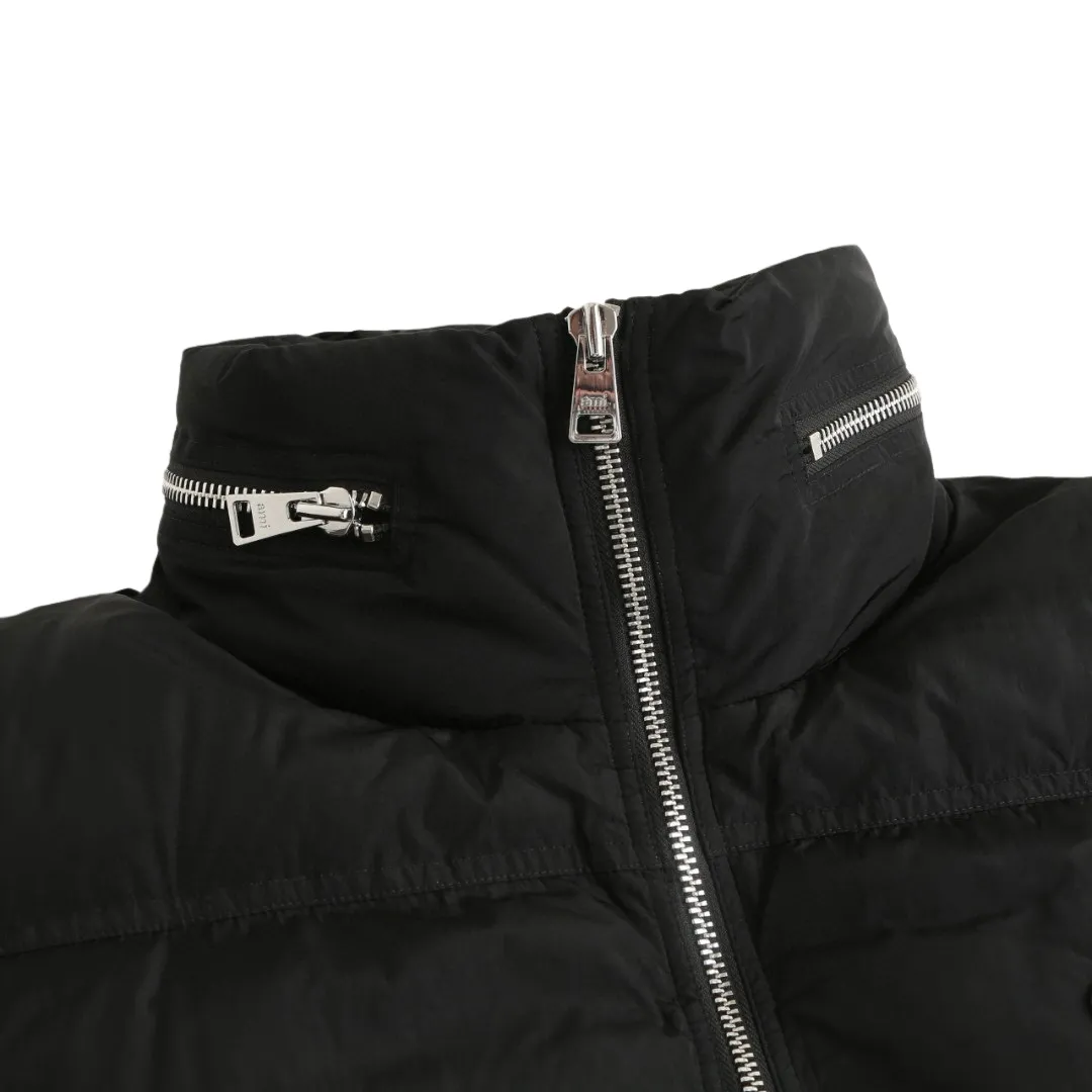 🅿️1000 [Exclusive supply] Ami love rubber stamp stand collar down jacket. The high-quality filling is made of 90 white duck down, which is full and even. The weight is 220g, ensuring good thermal insulation performance. The fabric is woven from 100% nylon. Its high-density structure achieves excellent windproof effect. It also has strong wear resistance and wrinkle resistance. It is scratch-free and easy to care for in daily wear. AMI's iconic love leather label is inlaid on the left chest using a 3D three-dimensional embossing process - the matte black cowhide is hand-polished to a thickness of 0.3mm, with micro-arc processing on the edges, making it as delicate to the touch as a baby's skin. The brand's iconic symbol is cleverly integrated into the center of the heart-shaped silhouette, becoming the only visual focus of the all-black body, low-key yet recognizable. The cuffs are equipped with high-density ribbing, made of 80-count combed cotton and spandex blend, with an elastic recovery rate of 95%. The rib edges are rolled by hand, and the thickness is only 0.5cm, but it can fit the wrist tightly, preventing cold wind from pouring in, and avoiding the bloated feeling of traditional down jacket cuffs. When you raise your hand, the ribs stretch naturally with your movements without feeling tight; when you are still, they return to their original shape, maintaining a neat silhouette, and the details highlight the "symbiosis of comfort and aesthetics." The body is three-dimensional quilted, and the quilting thread is made of high-elastic nylon thread, which is treated with the same color as the fabric. When viewed from a distance, the body of the garment looks like a whole piece of black velvet. Only when you look closer can you see the architectural layers outlined by the quilting thread. Size:S-M-L-XL
