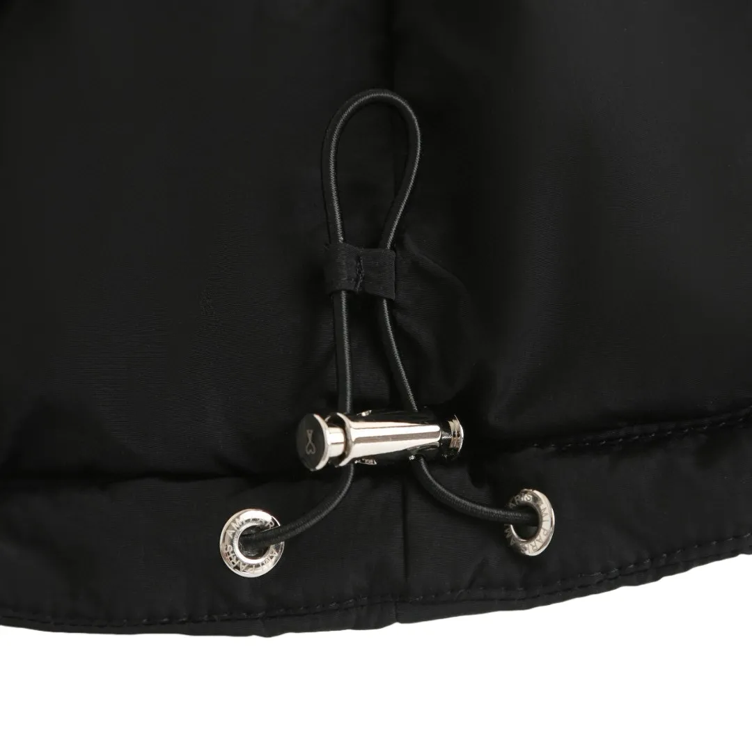 🅿️1000 [Exclusive supply] Ami love rubber stamp stand collar down jacket. The high-quality filling is made of 90 white duck down, which is full and even. The weight is 220g, ensuring good thermal insulation performance. The fabric is woven from 100% nylon. Its high-density structure achieves excellent windproof effect. It also has strong wear resistance and wrinkle resistance. It is scratch-free and easy to care for in daily wear. AMI's iconic love leather label is inlaid on the left chest using a 3D three-dimensional embossing process - the matte black cowhide is hand-polished to a thickness of 0.3mm, with micro-arc processing on the edges, making it as delicate to the touch as a baby's skin. The brand's iconic symbol is cleverly integrated into the center of the heart-shaped silhouette, becoming the only visual focus of the all-black body, low-key yet recognizable. The cuffs are equipped with high-density ribbing, made of 80-count combed cotton and spandex blend, with an elastic recovery rate of 95%. The rib edges are rolled by hand, and the thickness is only 0.5cm, but it can fit the wrist tightly, preventing cold wind from pouring in, and avoiding the bloated feeling of traditional down jacket cuffs. When you raise your hand, the ribs stretch naturally with your movements without feeling tight; when you are still, they return to their original shape, maintaining a neat silhouette, and the details highlight the "symbiosis of comfort and aesthetics." The body is three-dimensional quilted, and the quilting thread is made of high-elastic nylon thread, which is treated with the same color as the fabric. When viewed from a distance, the body of the garment looks like a whole piece of black velvet. Only when you look closer can you see the architectural layers outlined by the quilting thread. Size:S-M-L-XL