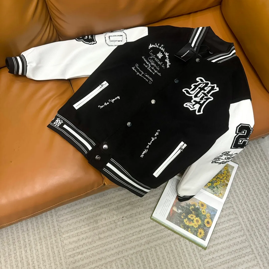 🅿️410 Ami➡️Ami’s runway style baseball uniform jacket. I ordered the original model and it took a month to finally ship it. I love it so much. The upper body is really cool. A blogger on Douyin said that LV's new products this year will become the future trend. If you look through street photos, you will find that celebrities regard it as a collectible jacket, a must-have item for men and women who want light luxury for commuting. Developing the highest version on the entire network, it took 1 month to customize and the cost was extremely high. The German imported flat-machine made custom-woven wool jacquard threads, using the first layer of imported lambskin. The pleated texture is unparalleled. It is hand-cut and meticulously crafted. The stitching position is very technical. Whether the whole garment is good or not depends on this position. Top-notch workmanship and details can stand the test. A full set of customized accessories, the letters are clear and perfectly restored without any difference. High-end atmosphere and full grade! The entire dress is exclusively customized with heavy craftsmanship. The towel patch embroidery is perfectly combined with craft embroidery and precise stitching! Absolute craftsmanship quality!