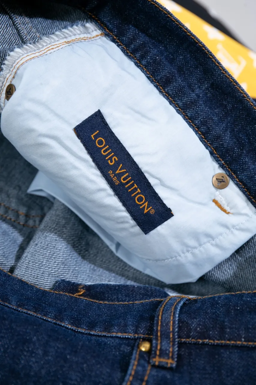 LV 2024 FW new autumn and winter cotton denim blue casual shorts, classic fit, Damier nubuck label decoration on the back waist, LV Ropes embroidered rope effect, with brand patch logo, metal lettering studs and buttons