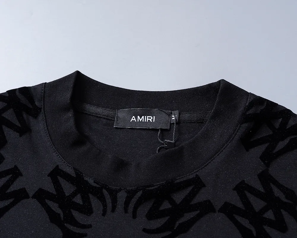 P130 Mili's 2026 spring and summer new men's round-neck short-sleeved T-shirt, all over the body with flocking printing technology, the style is fashionable and handsome, the fabric is comfortable, the workmanship is rigorous, and the wiring is neat. Good upper body effect·Size M-3XL black