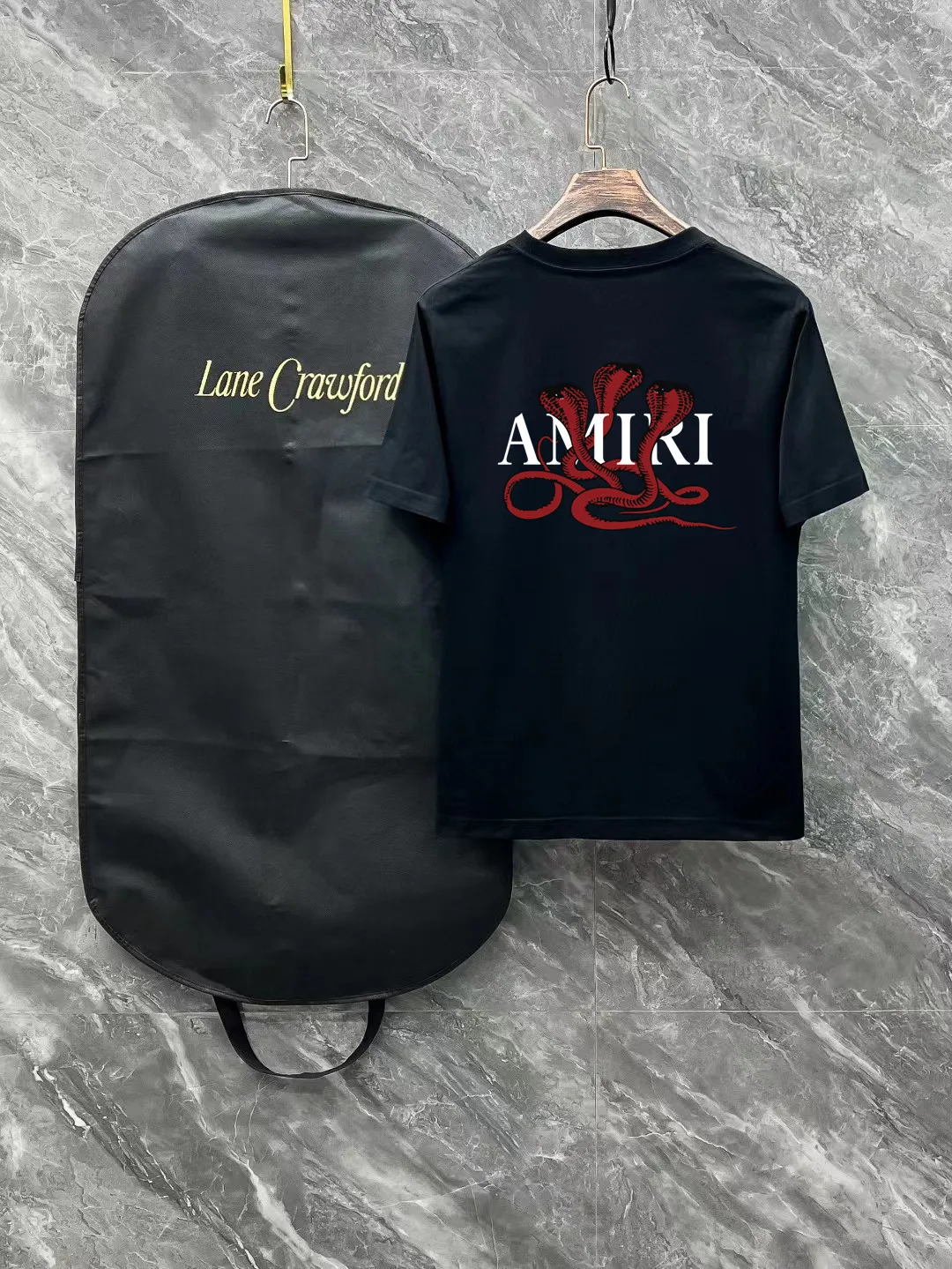 P150 AMIRI# 2025 spring and summer new style debut counter, the latest short-sleeved round neck T-shirt, high-end custom design, avant-garde and fashionable! The brand logo is designed with heavy craftsmanship. High-end customized 250g Xinjiang long-staple cotton fabric. Soft to the touch. Comfortable to wear. Exquisite stitching at the counter level. Fine workmanship. The upper body effect is incomparably handsome! A must-have item for a stylish man! Color: black. White! Size: S M L