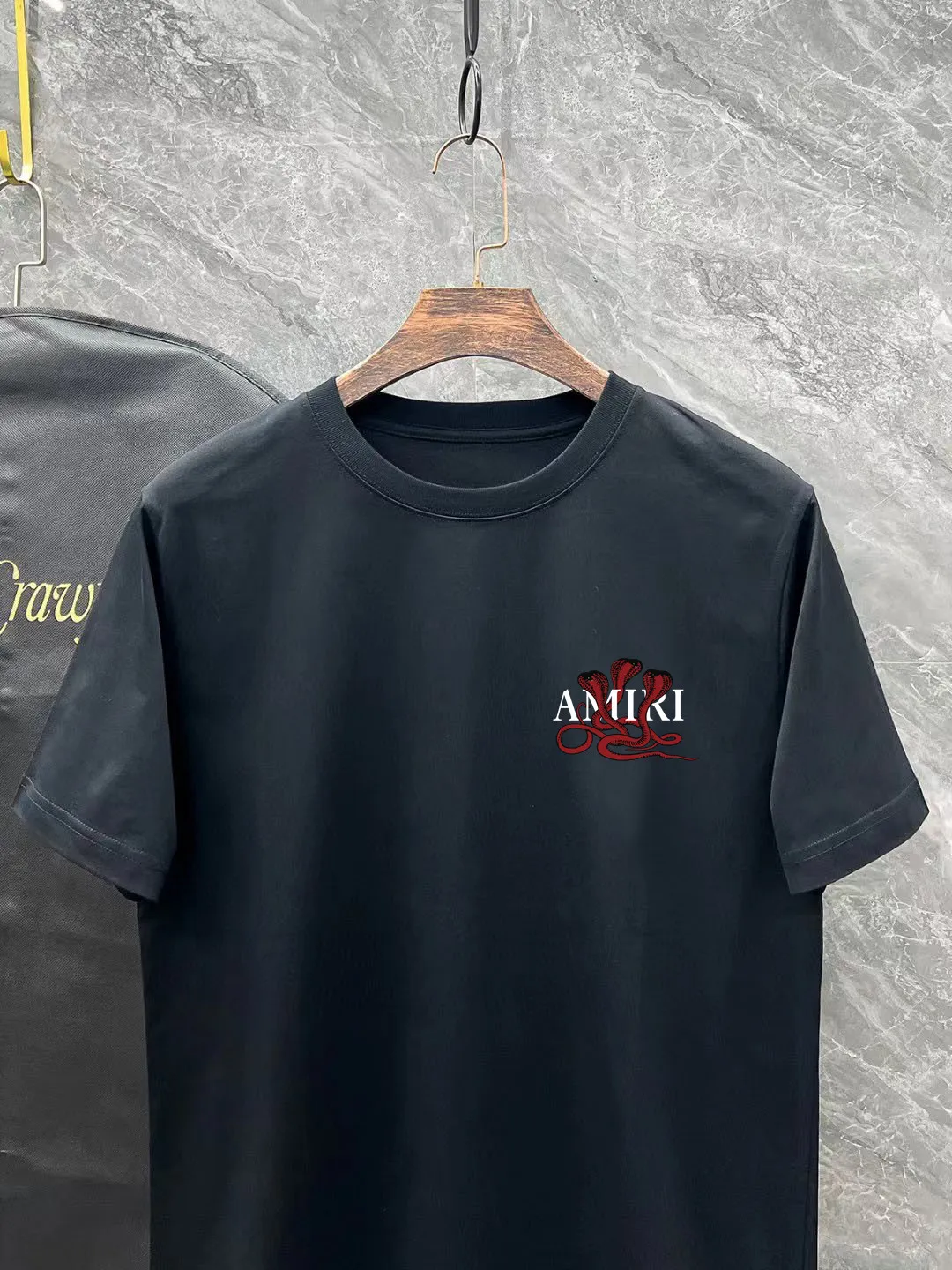 P150 AMIRI# 2025 spring and summer new style debut counter, the latest short-sleeved round neck T-shirt, high-end custom design, avant-garde and fashionable! The brand logo is designed with heavy craftsmanship. High-end customized 250g Xinjiang long-staple cotton fabric. Soft to the touch. Comfortable to wear. Exquisite stitching at the counter level. Fine workmanship. The upper body effect is incomparably handsome! A must-have item for a stylish man! Color: black. White! Size: S M L