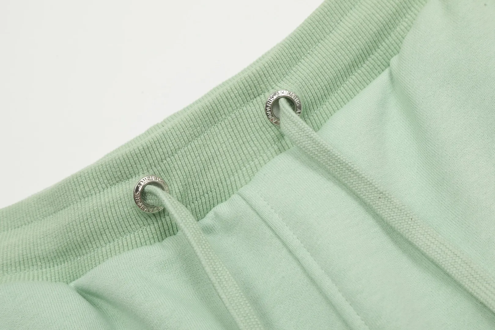 AMI/Amy Macaron Love Embroidery Classic Shorts Put aside all the messy words and let’s go directly to the product parameters: ✅480g high-gram weight customized rough feel fabric ✅Correct workmanship. Every detail is 100% restored to the official website. ✅The thread is made of 500g high-gram heavyweight pure cotton thread. Custom-woven and dyed in the same color in the same vat. There is no color difference with the fabric. Machine washable and washed, not easy to deform. ✅No comparison and no harm. Different from market currency. Correct workmanship details. High-quality pure cotton fabric ✅The webbing is made of custom-dyed high-density and high-thickness webbing. Comparing with the official website. ✅The only correct embroidery of the same material on the market. Differentiating the fakes on the market at a glance. ✅The version follows the official website. It is loose and slim and can be worn up to 210 pounds. There is no pressure for global shopping. Size: S-XL Color: Black Khaki Light Blue Rose Pink Light Green