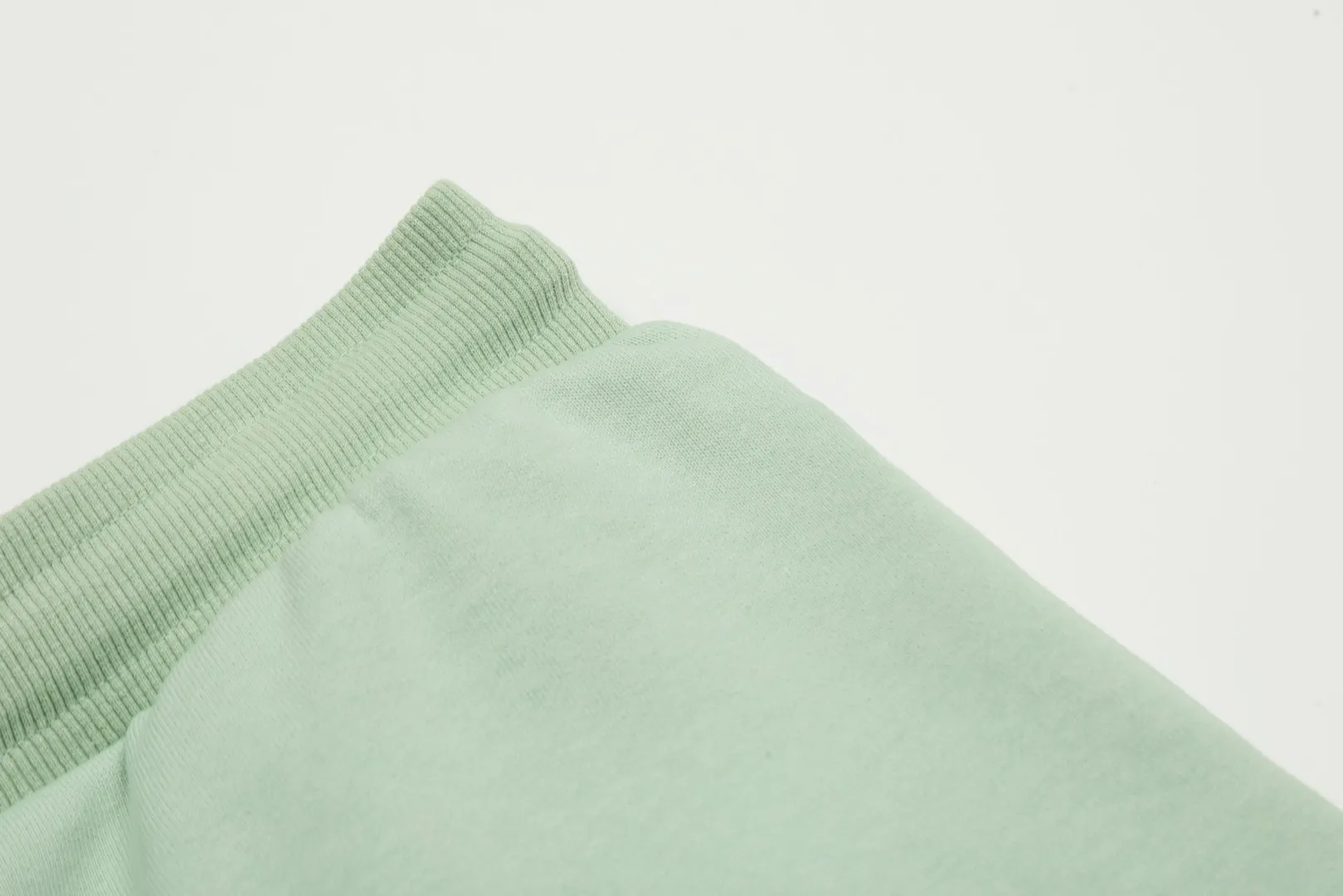AMI/Amy Macaron Love Embroidery Classic Shorts Put aside all the messy words and let’s go directly to the product parameters: ✅480g high-gram weight customized rough feel fabric ✅Correct workmanship. Every detail is 100% restored to the official website. ✅The thread is made of 500g high-gram heavyweight pure cotton thread. Custom-woven and dyed in the same color in the same vat. There is no color difference with the fabric. Machine washable and washed, not easy to deform. ✅No comparison and no harm. Different from market currency. Correct workmanship details. High-quality pure cotton fabric ✅The webbing is made of custom-dyed high-density and high-thickness webbing. Comparing with the official website. ✅The only correct embroidery of the same material on the market. Differentiating the fakes on the market at a glance. ✅The version follows the official website. It is loose and slim and can be worn up to 210 pounds. There is no pressure for global shopping. Size: S-XL Color: Black Khaki Light Blue Rose Pink Light Green
