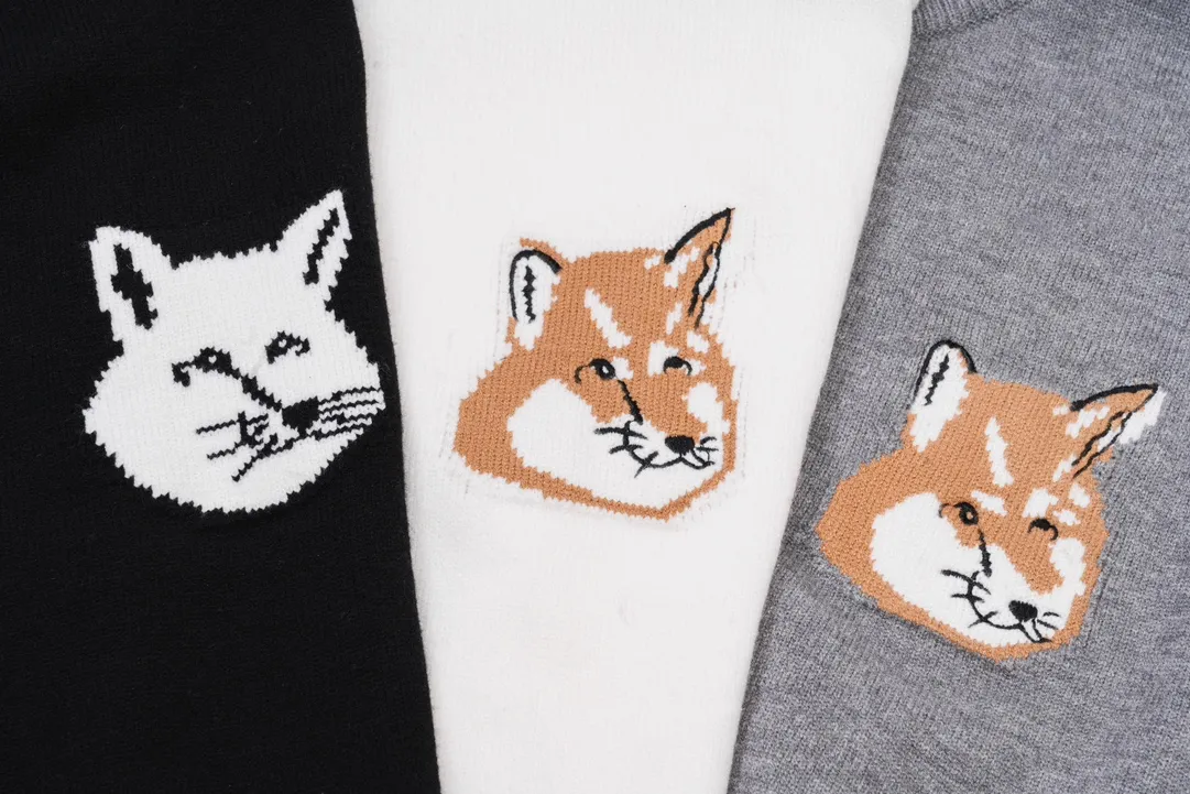 P200 A8119# MAISON KITSUNE 2023 new product big fox head embroidered on the chest, simple round neck daily casual pullover sweater, same style for men and women Color: black gray white Size: S-XL