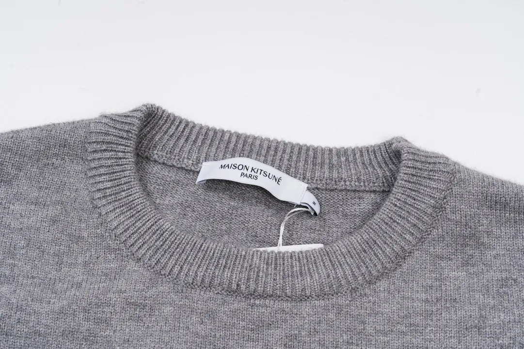 P200 A8119# MAISON KITSUNE 2023 new product big fox head embroidered on the chest, simple round neck daily casual pullover sweater, same style for men and women Color: black gray white Size: S-XL