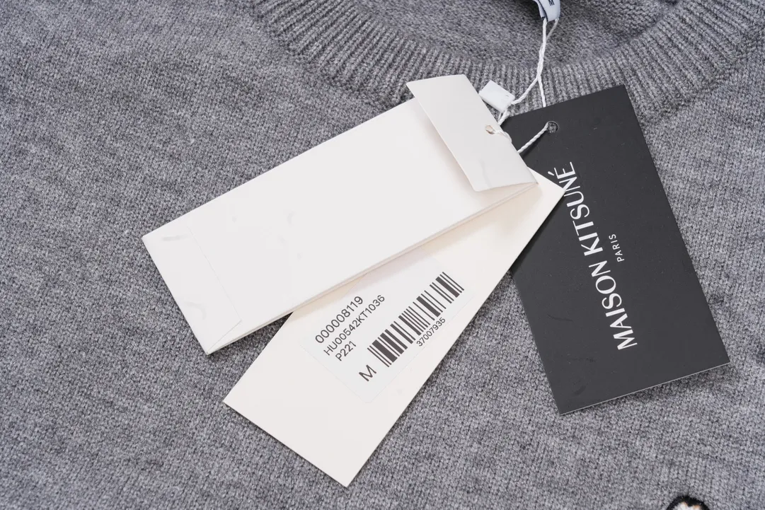 P200 A8119# MAISON KITSUNE 2023 new product big fox head embroidered on the chest, simple round neck daily casual pullover sweater, same style for men and women Color: black gray white Size: S-XL