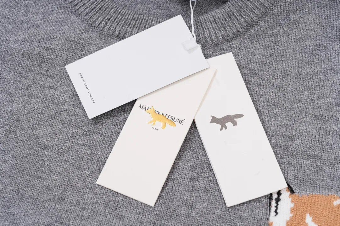 P200 A8119# MAISON KITSUNE 2023 new product big fox head embroidered on the chest, simple round neck daily casual pullover sweater, same style for men and women Color: black gray white Size: S-XL