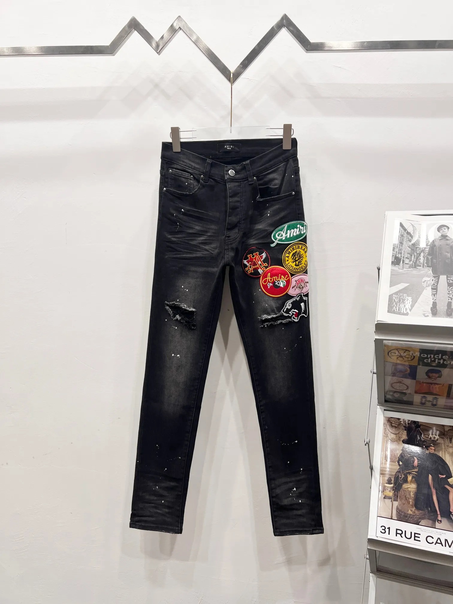 P230 Style number: (c072) AMIRI & AMIRI new jeans with embroidered logo, washed holes pattern, denim shorts, stretch denim trousers, same style for men and women. Accessories: Complete accessories, all in original packaging, two hang tags to distinguish the low-end version. The hardware is standard to the original original aluminum alloy buckle with logo, and every detail is superior to any version on the market. Fabric: Genuine pattern-making and standard genuine custom-made imported fabrics adopt unique washing and dyeing methods, and are individually hand-painted - hand-painted to make ripped micro-elastic jeans Color: Black Size: 28 30 32 34 36