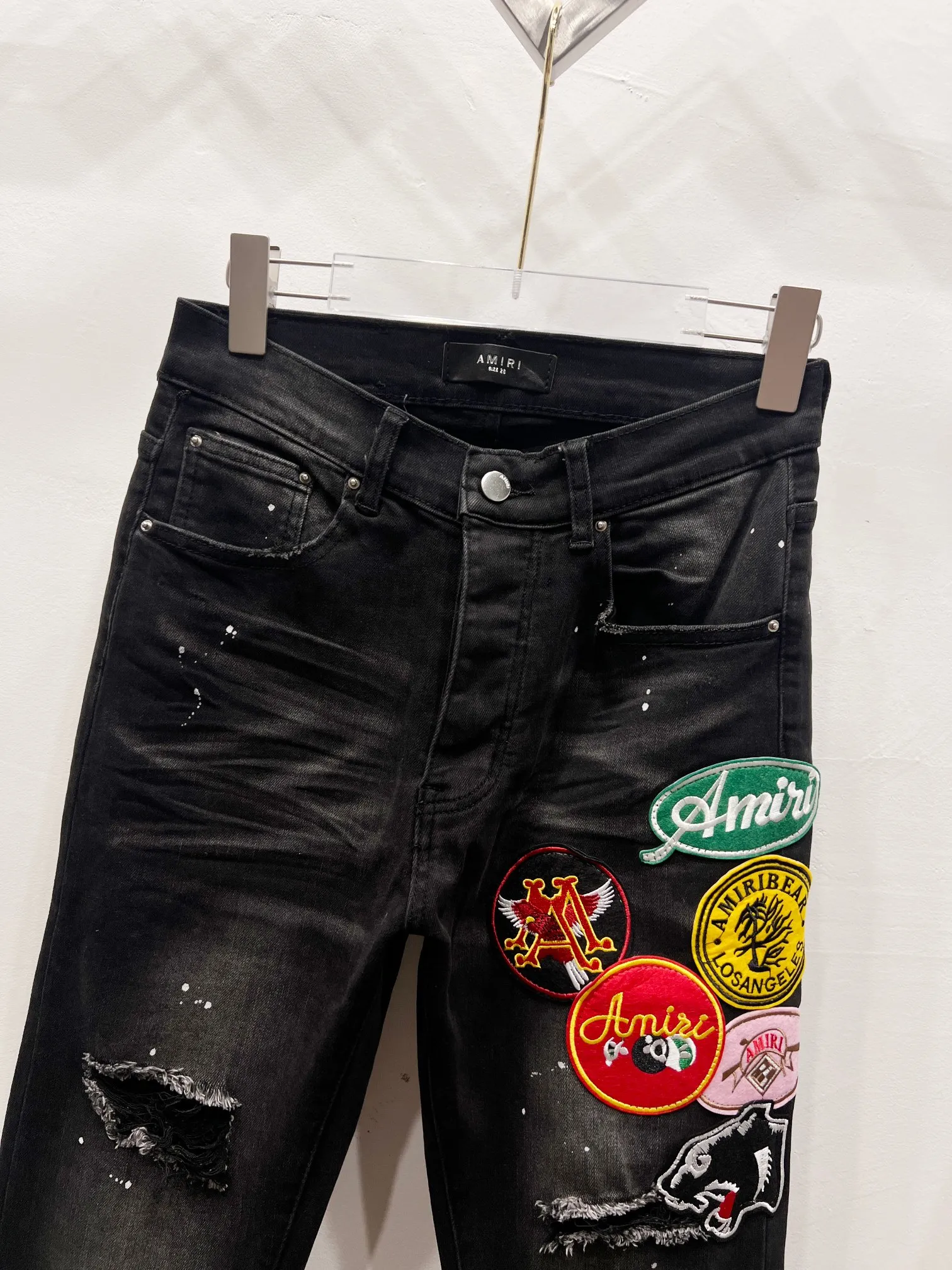 P230 Style number: (c072) AMIRI & AMIRI new jeans with embroidered logo, washed holes pattern, denim shorts, stretch denim trousers, same style for men and women. Accessories: Complete accessories, all in original packaging, two hang tags to distinguish the low-end version. The hardware is standard to the original original aluminum alloy buckle with logo, and every detail is superior to any version on the market. Fabric: Genuine pattern-making and standard genuine custom-made imported fabrics adopt unique washing and dyeing methods, and are individually hand-painted - hand-painted to make ripped micro-elastic jeans Color: Black Size: 28 30 32 34 36
