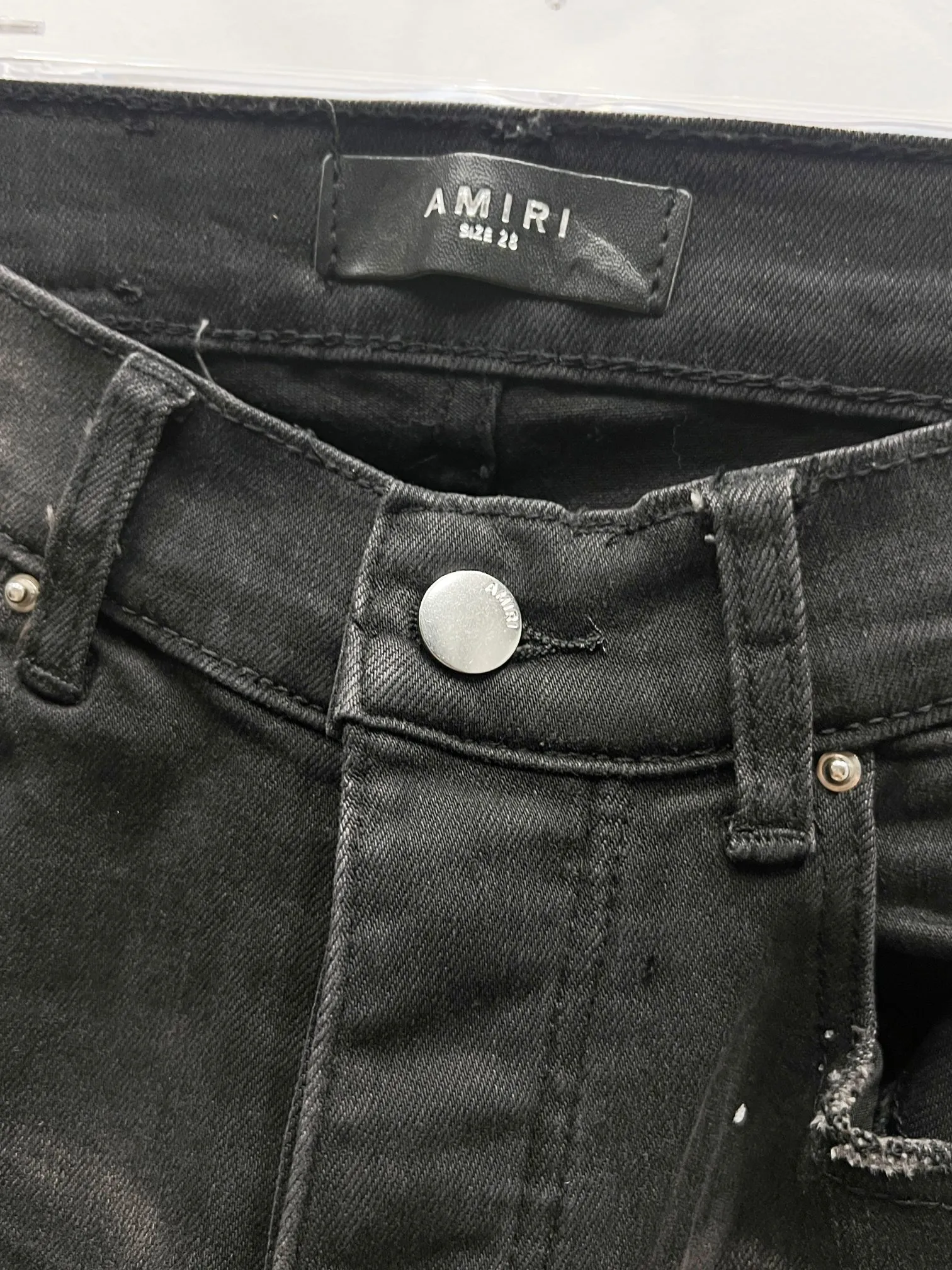 P230 Style number: (c072) AMIRI & AMIRI new jeans with embroidered logo, washed holes pattern, denim shorts, stretch denim trousers, same style for men and women. Accessories: Complete accessories, all in original packaging, two hang tags to distinguish the low-end version. The hardware is standard to the original original aluminum alloy buckle with logo, and every detail is superior to any version on the market. Fabric: Genuine pattern-making and standard genuine custom-made imported fabrics adopt unique washing and dyeing methods, and are individually hand-painted - hand-painted to make ripped micro-elastic jeans Color: Black Size: 28 30 32 34 36