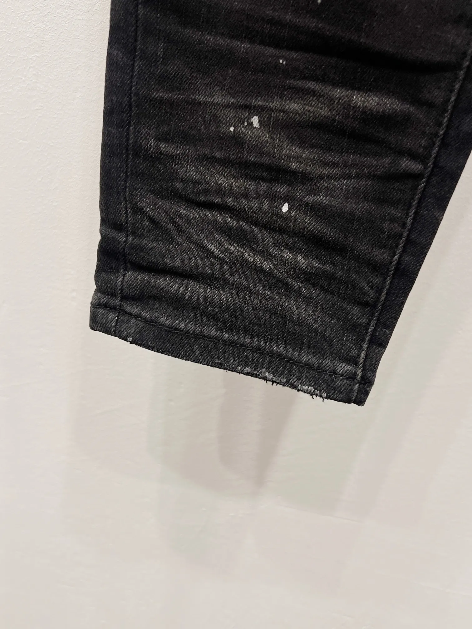 P230 Style number: (c072) AMIRI & AMIRI new jeans with embroidered logo, washed holes pattern, denim shorts, stretch denim trousers, same style for men and women. Accessories: Complete accessories, all in original packaging, two hang tags to distinguish the low-end version. The hardware is standard to the original original aluminum alloy buckle with logo, and every detail is superior to any version on the market. Fabric: Genuine pattern-making and standard genuine custom-made imported fabrics adopt unique washing and dyeing methods, and are individually hand-painted - hand-painted to make ripped micro-elastic jeans Color: Black Size: 28 30 32 34 36