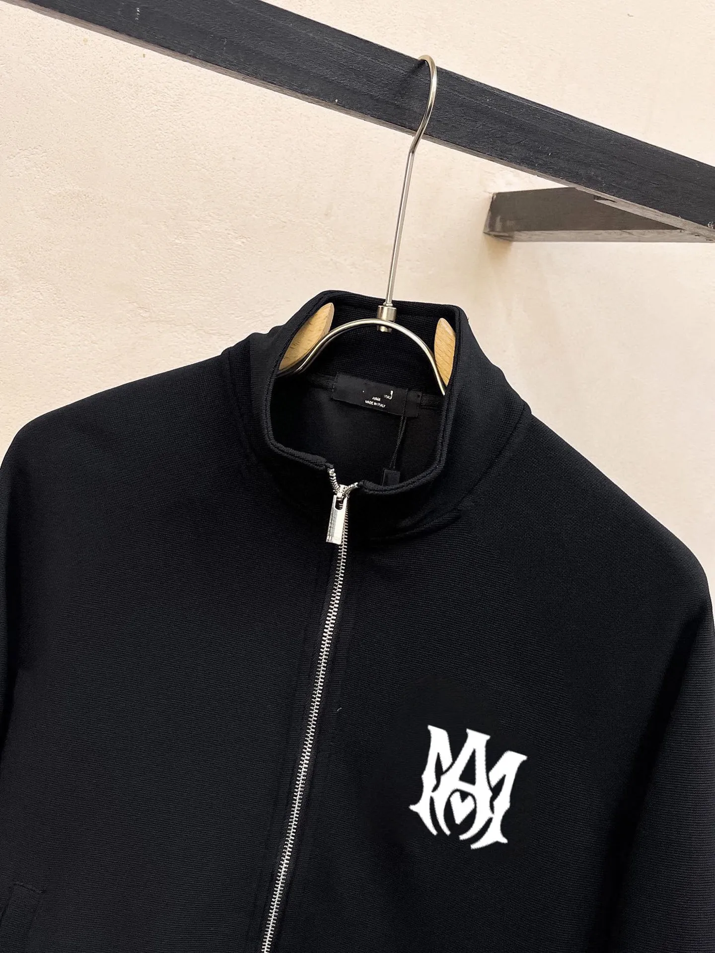 P400 💰 [AMIRI] (Gospel for Fatty) hot-selling suit is coming. Focus on the original version of the official website. 2025 new hot-selling cardigan and sweatshirt suit. The original order is the best product🇭🇰. It is the meticulous work of top designers for a fitting and perfect upper body effect. All-natural high-quality Roman cotton 100%, close-fitting comfort, noble and elegant! Original hardware embodies elegance and nobility! Counter size: M-5XL (maximum wear up to 220 pounds)