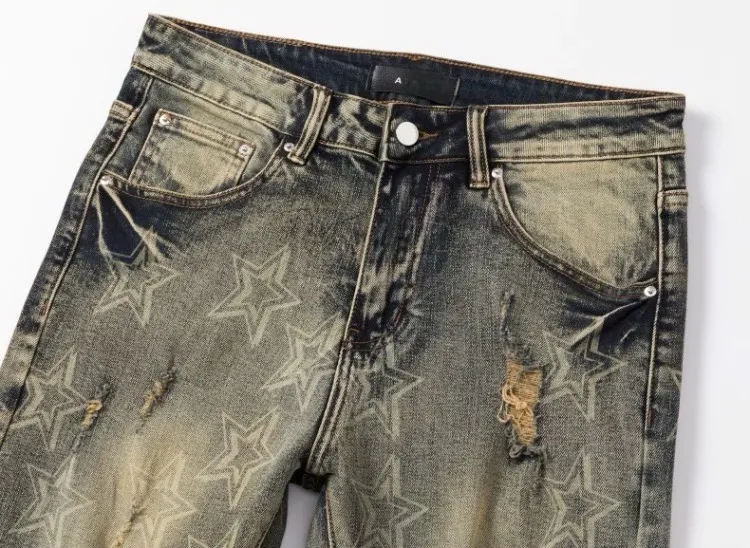 #N19 P246💰 (Top version) AMIRI hot high street jeans slim fit stretch washed knife cut trousers men's fashion AMIRI amiri is transliterated as Emil, which is the name of the founder. Mike Amiri, the founder of amiri, grew up in Los Angeles, USA. He was influenced by local street culture and Punk Rock since childhood, so he founded the amiri brand named after himself. A variety of trendy brand clothing meets the needs of different fashion players. Amiri clothing has novel and unique styles and is a well-known street brand in the United States. The styles and styles of many clothes are loved by many street photographers. The various clothing styles meet the dressing needs of different people, show their unique temperament, and show the trend of dressing. amiri's jeans are relatively famous. Not only do they have many styles, but the quality of the jeans is also very good. Many celebrities have also worn amiri brand jeans. Color: Picture color Size: 28, 30, 32, 34, 36 28 30 32 34 36 Waist 71 76 81 86 91 Qianlang 26.5 27.5 28.5 29.5 30.5 Hou Lang 37 38 39 40 41 Foot 14 14.8 15.6 16.4 17.2 Foreign Minister 100 102 104 106 107