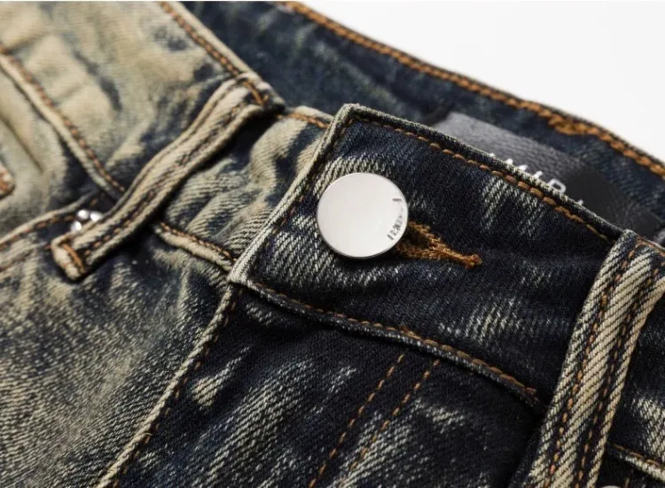 #N19 P246💰 (Top version) AMIRI hot high street jeans slim fit stretch washed knife cut trousers men's fashion AMIRI amiri is transliterated as Emil, which is the name of the founder. Mike Amiri, the founder of amiri, grew up in Los Angeles, USA. He was influenced by local street culture and Punk Rock since childhood, so he founded the amiri brand named after himself. A variety of trendy brand clothing meets the needs of different fashion players. Amiri clothing has novel and unique styles and is a well-known street brand in the United States. The styles and styles of many clothes are loved by many street photographers. The various clothing styles meet the dressing needs of different people, show their unique temperament, and show the trend of dressing. amiri's jeans are relatively famous. Not only do they have many styles, but the quality of the jeans is also very good. Many celebrities have also worn amiri brand jeans. Color: Picture color Size: 28, 30, 32, 34, 36 28 30 32 34 36 Waist 71 76 81 86 91 Qianlang 26.5 27.5 28.5 29.5 30.5 Hou Lang 37 38 39 40 41 Foot 14 14.8 15.6 16.4 17.2 Foreign Minister 100 102 104 106 107