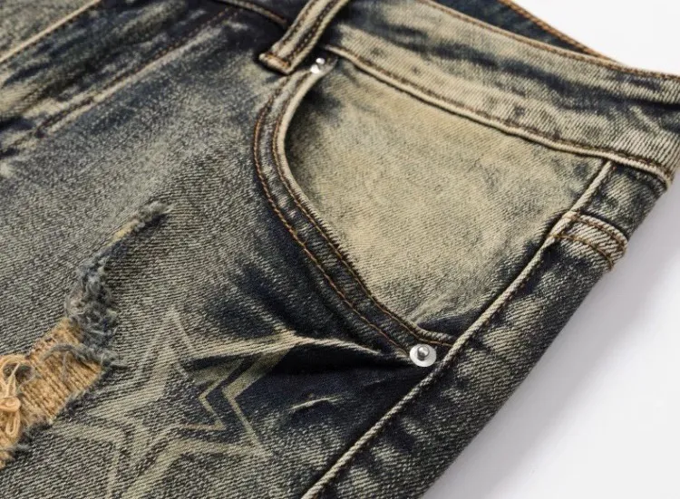 #N19 P246💰 (Top version) AMIRI hot high street jeans slim fit stretch washed knife cut trousers men's fashion AMIRI amiri is transliterated as Emil, which is the name of the founder. Mike Amiri, the founder of amiri, grew up in Los Angeles, USA. He was influenced by local street culture and Punk Rock since childhood, so he founded the amiri brand named after himself. A variety of trendy brand clothing meets the needs of different fashion players. Amiri clothing has novel and unique styles and is a well-known street brand in the United States. The styles and styles of many clothes are loved by many street photographers. The various clothing styles meet the dressing needs of different people, show their unique temperament, and show the trend of dressing. amiri's jeans are relatively famous. Not only do they have many styles, but the quality of the jeans is also very good. Many celebrities have also worn amiri brand jeans. Color: Picture color Size: 28, 30, 32, 34, 36 28 30 32 34 36 Waist 71 76 81 86 91 Qianlang 26.5 27.5 28.5 29.5 30.5 Hou Lang 37 38 39 40 41 Foot 14 14.8 15.6 16.4 17.2 Foreign Minister 100 102 104 106 107