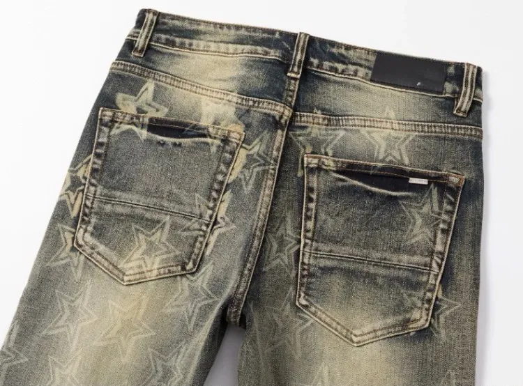 #N19 P246💰 (Top version) AMIRI hot high street jeans slim fit stretch washed knife cut trousers men's fashion AMIRI amiri is transliterated as Emil, which is the name of the founder. Mike Amiri, the founder of amiri, grew up in Los Angeles, USA. He was influenced by local street culture and Punk Rock since childhood, so he founded the amiri brand named after himself. A variety of trendy brand clothing meets the needs of different fashion players. Amiri clothing has novel and unique styles and is a well-known street brand in the United States. The styles and styles of many clothes are loved by many street photographers. The various clothing styles meet the dressing needs of different people, show their unique temperament, and show the trend of dressing. amiri's jeans are relatively famous. Not only do they have many styles, but the quality of the jeans is also very good. Many celebrities have also worn amiri brand jeans. Color: Picture color Size: 28, 30, 32, 34, 36 28 30 32 34 36 Waist 71 76 81 86 91 Qianlang 26.5 27.5 28.5 29.5 30.5 Hou Lang 37 38 39 40 41 Foot 14 14.8 15.6 16.4 17.2 Foreign Minister 100 102 104 106 107