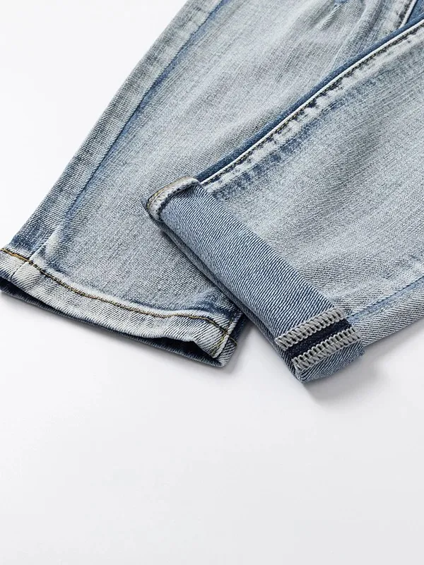 #N08 P246💰 (Extreme Version) AMIRI High Street Jeans Slim Fit Stretch Washed Knife Cut Hole Pants Men's Fashion AMIRI amiri is transliterated as Emil, which is the name of the founder. Mike Amiri, the founder of amiri, grew up in Los Angeles, USA. He was influenced by local street culture and Punk Rock since childhood, so he founded the amiri brand named after himself. A variety of trendy clothing meets the needs of different fashion players. Amiri clothing has novel and unique styles and is a well-known street brand in the United States. The styles and styles of many clothes are loved by many street photographers. The various clothing styles meet the dressing needs of different people, show their unique temperament, and show the trend of dressing. amiri's jeans are relatively famous. Not only do they have many styles, but the quality of the jeans is also very good. Many celebrities have also worn amiri brand jeans. Color: Picture color Size: 28, 30, 32, 34, 36 28 30 32 34 36 Waist 71 76 81 86 91 Qianlang 26.5 27.5 28.5 29.5 30.5 Hou Lang 37 38 39 40 41 Foot 14 14.8 15.6 16.4 17.2 Foreign Minister 100 102 104 106 107