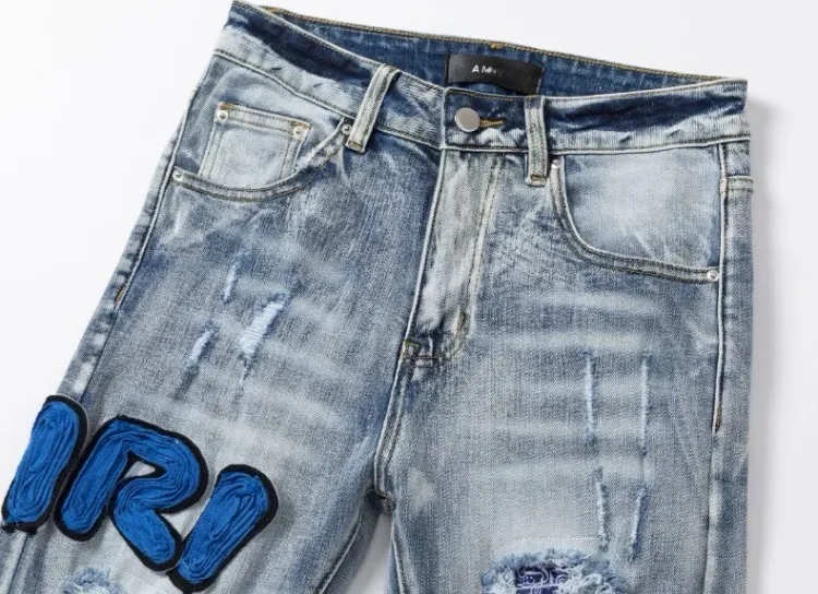 #N08 P246💰 (Extreme Version) AMIRI High Street Jeans Slim Fit Stretch Washed Knife Cut Hole Pants Men's Fashion AMIRI amiri is transliterated as Emil, which is the name of the founder. Mike Amiri, the founder of amiri, grew up in Los Angeles, USA. He was influenced by local street culture and Punk Rock since childhood, so he founded the amiri brand named after himself. A variety of trendy clothing meets the needs of different fashion players. Amiri clothing has novel and unique styles and is a well-known street brand in the United States. The styles and styles of many clothes are loved by many street photographers. The various clothing styles meet the dressing needs of different people, show their unique temperament, and show the trend of dressing. amiri's jeans are relatively famous. Not only do they have many styles, but the quality of the jeans is also very good. Many celebrities have also worn amiri brand jeans. Color: Picture color Size: 28, 30, 32, 34, 36 28 30 32 34 36 Waist 71 76 81 86 91 Qianlang 26.5 27.5 28.5 29.5 30.5 Hou Lang 37 38 39 40 41 Foot 14 14.8 15.6 16.4 17.2 Foreign Minister 100 102 104 106 107