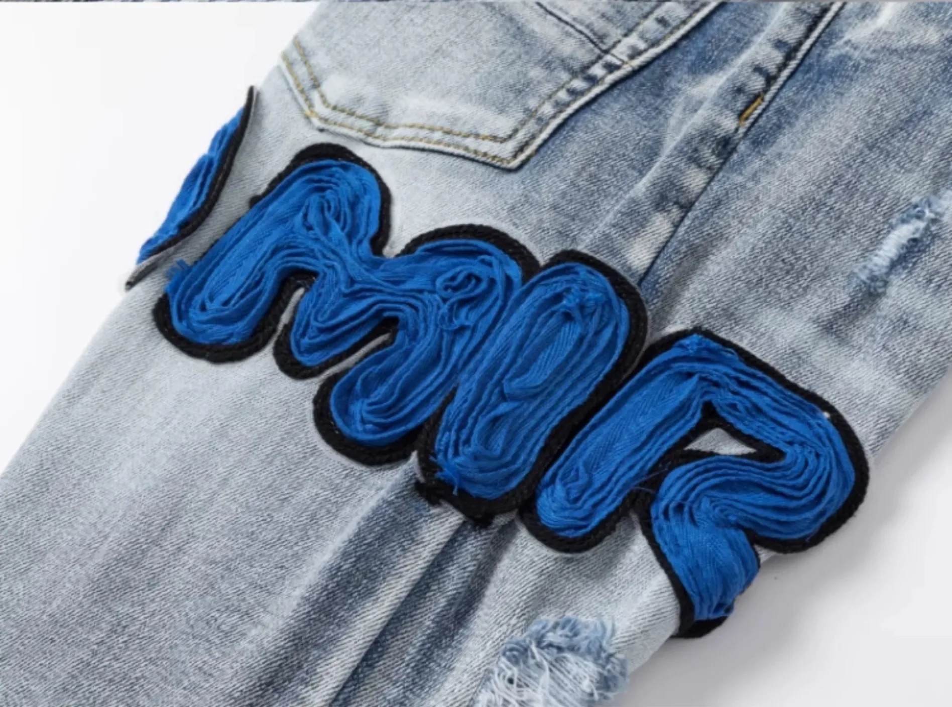 #N08 P246💰 (Extreme Version) AMIRI High Street Jeans Slim Fit Stretch Washed Knife Cut Hole Pants Men's Fashion AMIRI amiri is transliterated as Emil, which is the name of the founder. Mike Amiri, the founder of amiri, grew up in Los Angeles, USA. He was influenced by local street culture and Punk Rock since childhood, so he founded the amiri brand named after himself. A variety of trendy clothing meets the needs of different fashion players. Amiri clothing has novel and unique styles and is a well-known street brand in the United States. The styles and styles of many clothes are loved by many street photographers. The various clothing styles meet the dressing needs of different people, show their unique temperament, and show the trend of dressing. amiri's jeans are relatively famous. Not only do they have many styles, but the quality of the jeans is also very good. Many celebrities have also worn amiri brand jeans. Color: Picture color Size: 28, 30, 32, 34, 36 28 30 32 34 36 Waist 71 76 81 86 91 Qianlang 26.5 27.5 28.5 29.5 30.5 Hou Lang 37 38 39 40 41 Foot 14 14.8 15.6 16.4 17.2 Foreign Minister 100 102 104 106 107