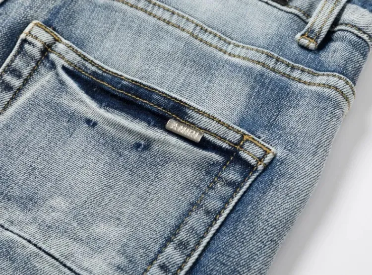 #N08 P246💰 (Extreme Version) AMIRI High Street Jeans Slim Fit Stretch Washed Knife Cut Hole Pants Men's Fashion AMIRI amiri is transliterated as Emil, which is the name of the founder. Mike Amiri, the founder of amiri, grew up in Los Angeles, USA. He was influenced by local street culture and Punk Rock since childhood, so he founded the amiri brand named after himself. A variety of trendy clothing meets the needs of different fashion players. Amiri clothing has novel and unique styles and is a well-known street brand in the United States. The styles and styles of many clothes are loved by many street photographers. The various clothing styles meet the dressing needs of different people, show their unique temperament, and show the trend of dressing. amiri's jeans are relatively famous. Not only do they have many styles, but the quality of the jeans is also very good. Many celebrities have also worn amiri brand jeans. Color: Picture color Size: 28, 30, 32, 34, 36 28 30 32 34 36 Waist 71 76 81 86 91 Qianlang 26.5 27.5 28.5 29.5 30.5 Hou Lang 37 38 39 40 41 Foot 14 14.8 15.6 16.4 17.2 Foreign Minister 100 102 104 106 107