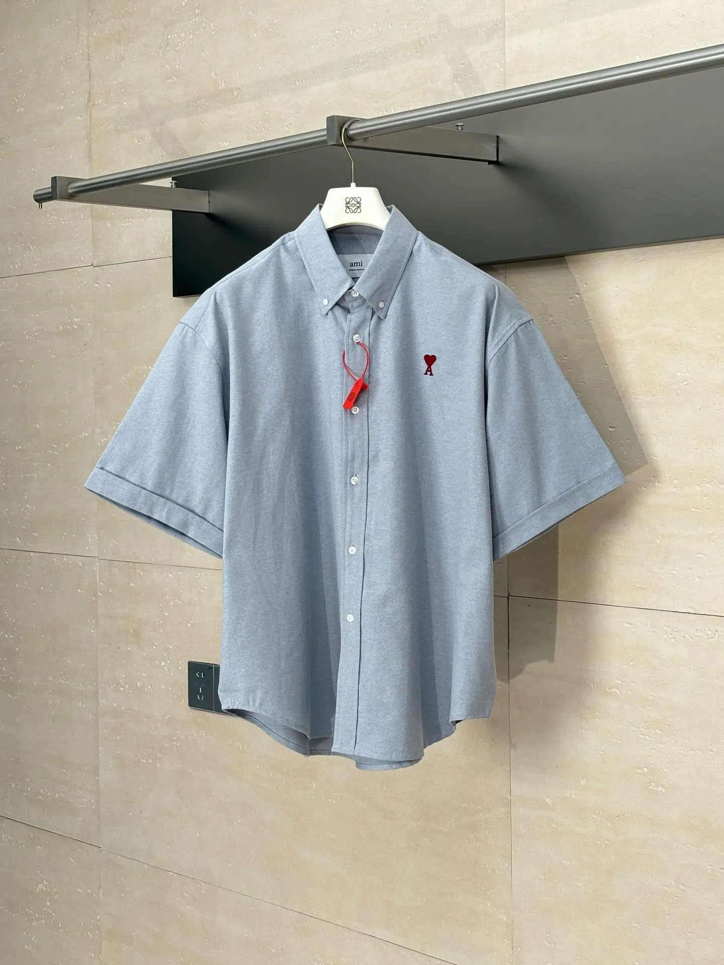 🅿️330 Ami Paris*/ 25Ss new love embroidered box shirt adopts imported machine embroidery technology and uses advanced computer control system and precision mechanical components to realize Ami love embroidery work with high precision. The lines are smooth and delicate. The fabrics have been washed and have a better hand feel. Not easy to deform, not easy to shrink, not easy to fade, and maintain long-term beauty. Size: S/M/L/XL