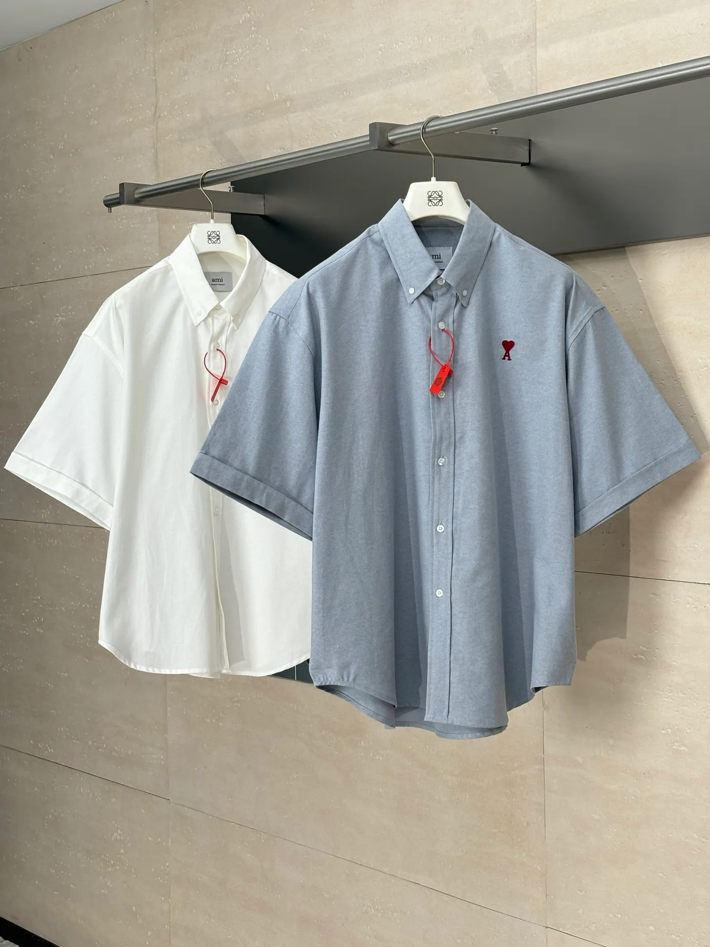 🅿️330 Ami Paris*/ 25Ss new love embroidered box shirt adopts imported machine embroidery technology and uses advanced computer control system and precision mechanical components to realize Ami love embroidery work with high precision. The lines are smooth and delicate. The fabrics have been washed and have a better hand feel. Not easy to deform, not easy to shrink, not easy to fade, and maintain long-term beauty. Size: S/M/L/XL