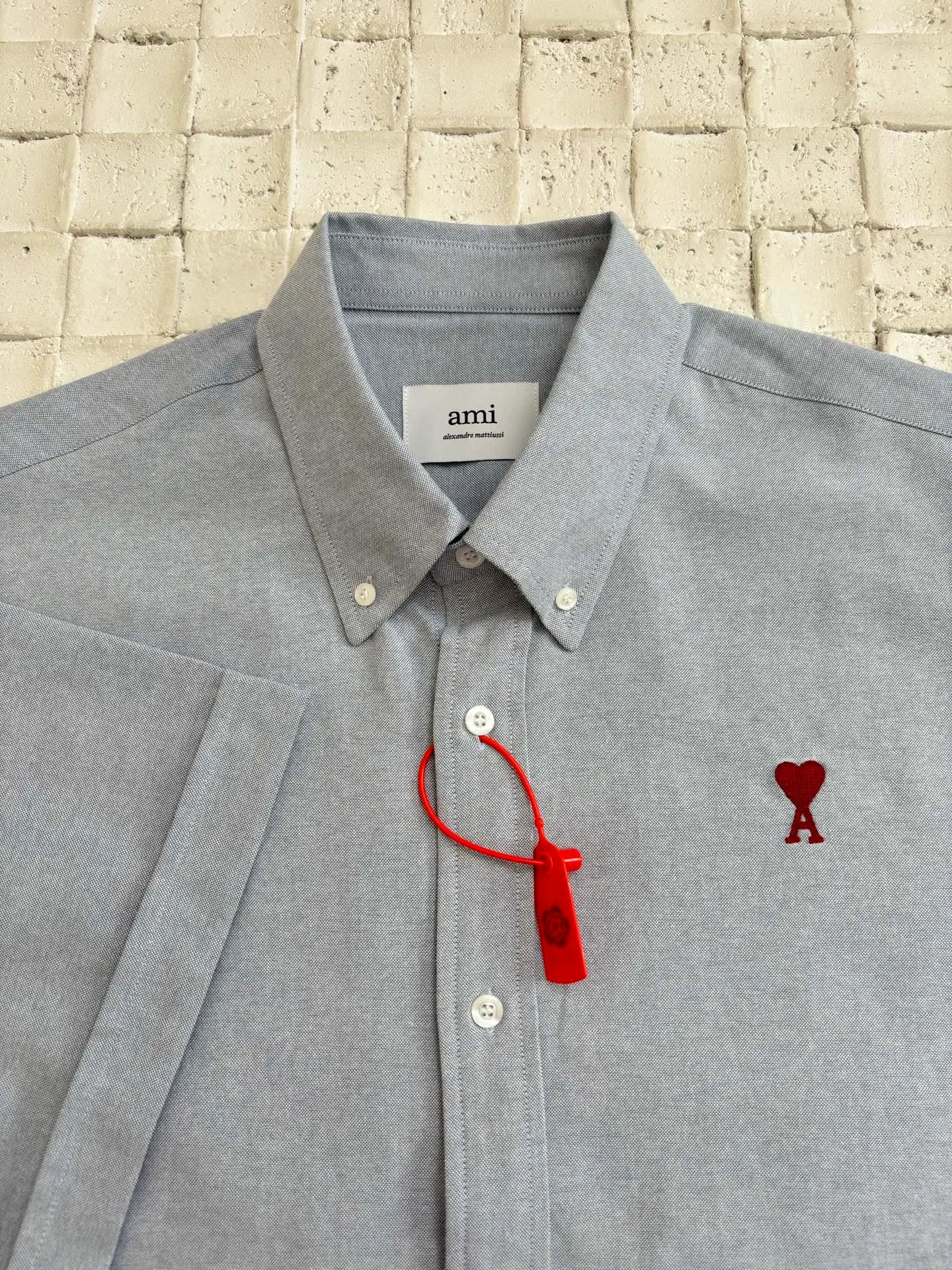🅿️330 Ami Paris*/ 25Ss new love embroidered box shirt adopts imported machine embroidery technology and uses advanced computer control system and precision mechanical components to realize Ami love embroidery work with high precision. The lines are smooth and delicate. The fabrics have been washed and have a better hand feel. Not easy to deform, not easy to shrink, not easy to fade, and maintain long-term beauty. Size: S/M/L/XL