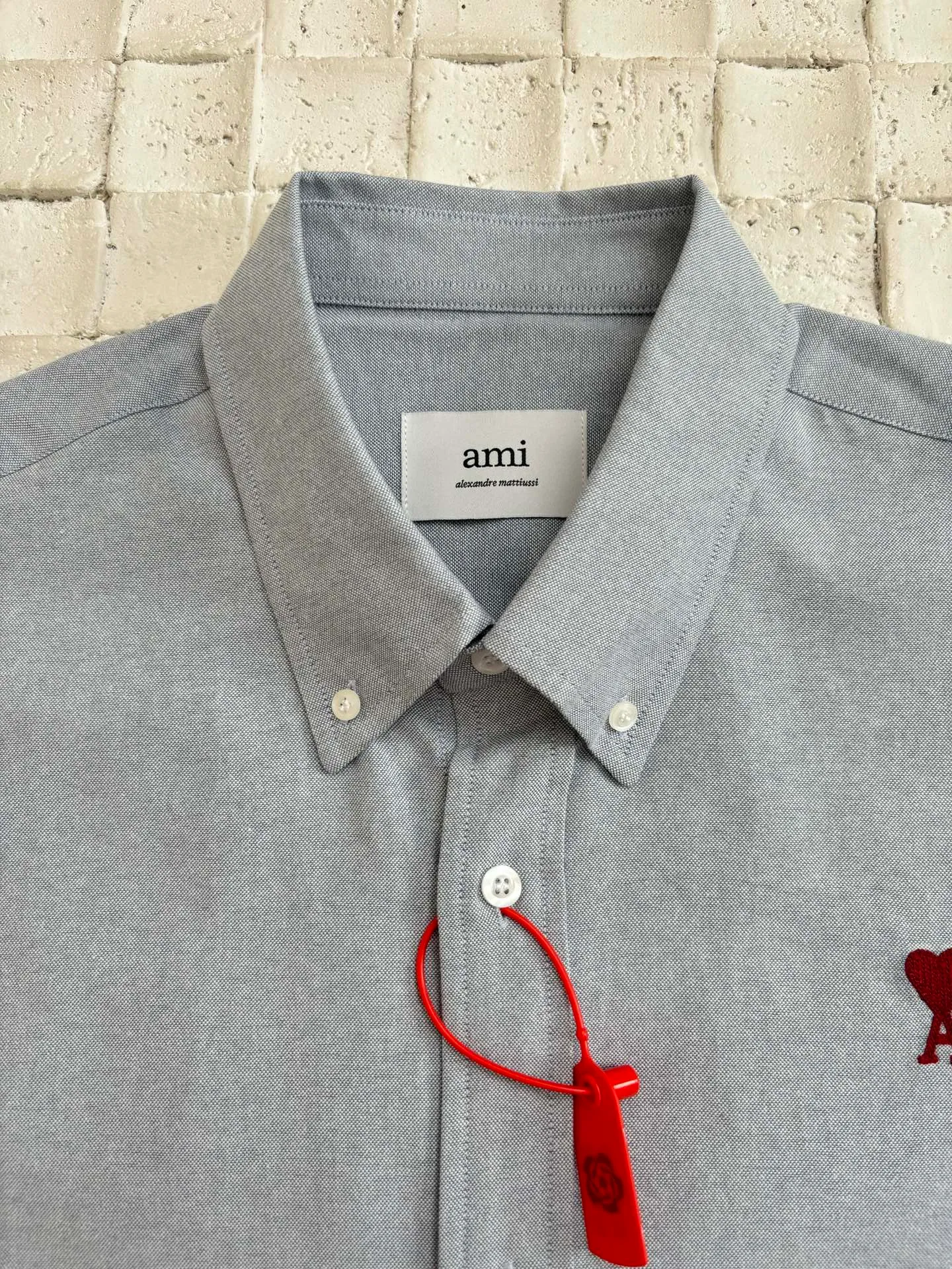 🅿️330 Ami Paris*/ 25Ss new love embroidered box shirt adopts imported machine embroidery technology and uses advanced computer control system and precision mechanical components to realize Ami love embroidery work with high precision. The lines are smooth and delicate. The fabrics have been washed and have a better hand feel. Not easy to deform, not easy to shrink, not easy to fade, and maintain long-term beauty. Size: S/M/L/XL
