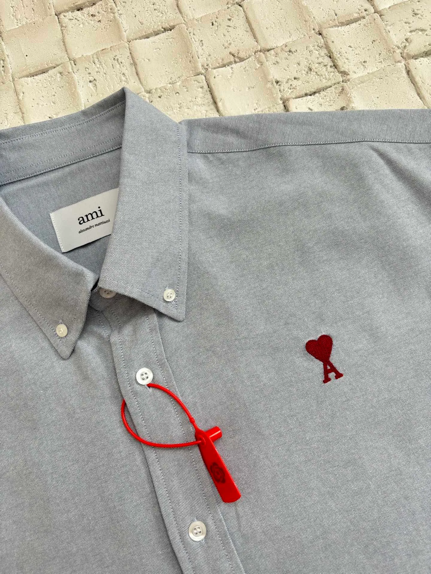 🅿️330 Ami Paris*/ 25Ss new love embroidered box shirt adopts imported machine embroidery technology and uses advanced computer control system and precision mechanical components to realize Ami love embroidery work with high precision. The lines are smooth and delicate. The fabrics have been washed and have a better hand feel. Not easy to deform, not easy to shrink, not easy to fade, and maintain long-term beauty. Size: S/M/L/XL