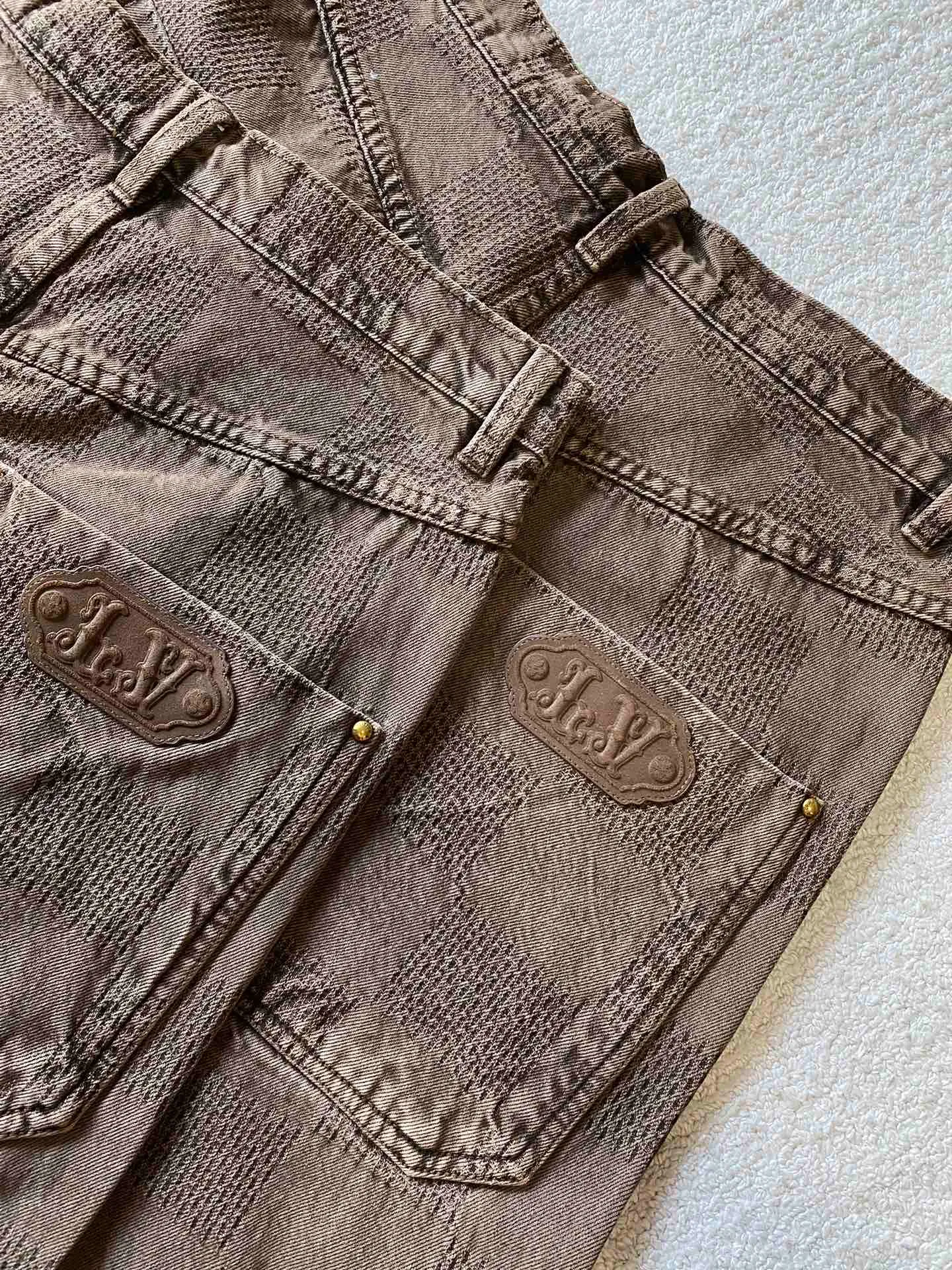 LV brown checkerboard denim straight trousers ⚠️Original purchase, 600, skateboard straight version, Marque L. Uuitton deposee logo integrated into 3D Damier jacquard, back Damier label, sand washed distressed, topstitch sewing, placket distressed hardware closure #Logo integrated into 3D Damier jacquard 3D Damier jacquard denim fabric is an innovative fabric that combines jacquard technology and the characteristics of denim cloth. The classic plaid pattern is combined with 3D jacquard technology to weave three-dimensional patterns on the fabric through a loom.  The fabric presents an exquisite plaid pattern in appearance, and the pattern is made three-dimensional and layered through jacquard technology. At the same time, it retains the original tough, wear-resistant and durable properties of denim, making the clothes more durable.  # Sandwashed, Faded and Distressed Effect Sandwashed, faded and distressed denim fabric is a specially treated denim fabric that exhibits a whitened and distressed effect. This fabric uses a sand-washing process and special dyeing technology to create a natural wear and fading effect on the denim after washing, making it look more vintage and historical.  #skateboard straight jeans version Skateboard jeans are usually designed to be looser to accommodate the large movements and squatting postures during skateboarding. Jeans have a straight shape and a consistent width from hip to hem. Suitable for all body types, these straight-leg skateboard pants are designed with comfort and freedom in mind for skateboarding.