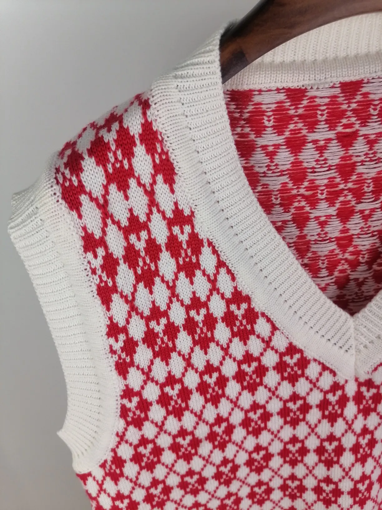 P190 🎉ami new diamond intarsia V-neck autumn and winter vest sweater, color: fluorescent green, white, rose red Size: S M L XL XXL