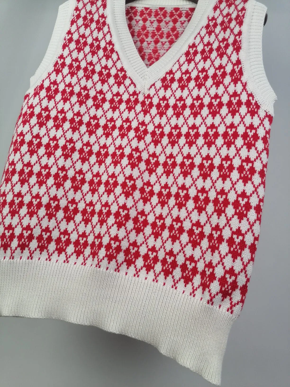 P190 🎉ami new diamond intarsia V-neck autumn and winter vest sweater, color: fluorescent green, white, rose red Size: S M L XL XXL