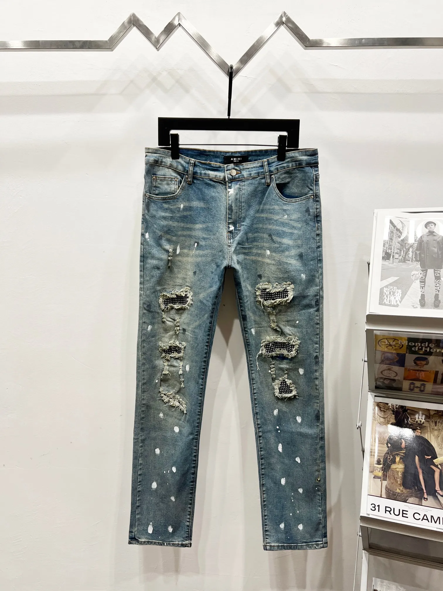 P240 Style number: (K1010) AMIRI & AMIRI new jeans washed ripped leather denim trousers for men and women amiri is transliterated as Emil, which is the name of the founder. Mike Amiri, the founder of amiri, grew up in Los Angeles, USA. He was influenced by local street culture and Punk Rock since he was a child, so he founded the amiri brand named after himself. A variety of trendy clothing meets the needs of different fashion players. Amiri clothing has novel and unique styles and is a well-known street brand in the United States. The styles and styles of many clothes are loved by many street photographers. The various clothing styles meet the dressing needs of different people, show their unique temperament, and show the trend of dressing. Amiri's jeans are relatively famous. Not only do they have many styles, but the quality of the jeans is also very good. Many celebrities have also worn amiri brand jeans. Original goods, washed casual jeans, imported original washed stretch fabrics, comfortable and elastic, original hardware accessories decorated with logo, super correct version, extremely high grade, counter quality, stylish upper body Color: blue with diamonds Size: 28-30-32-34