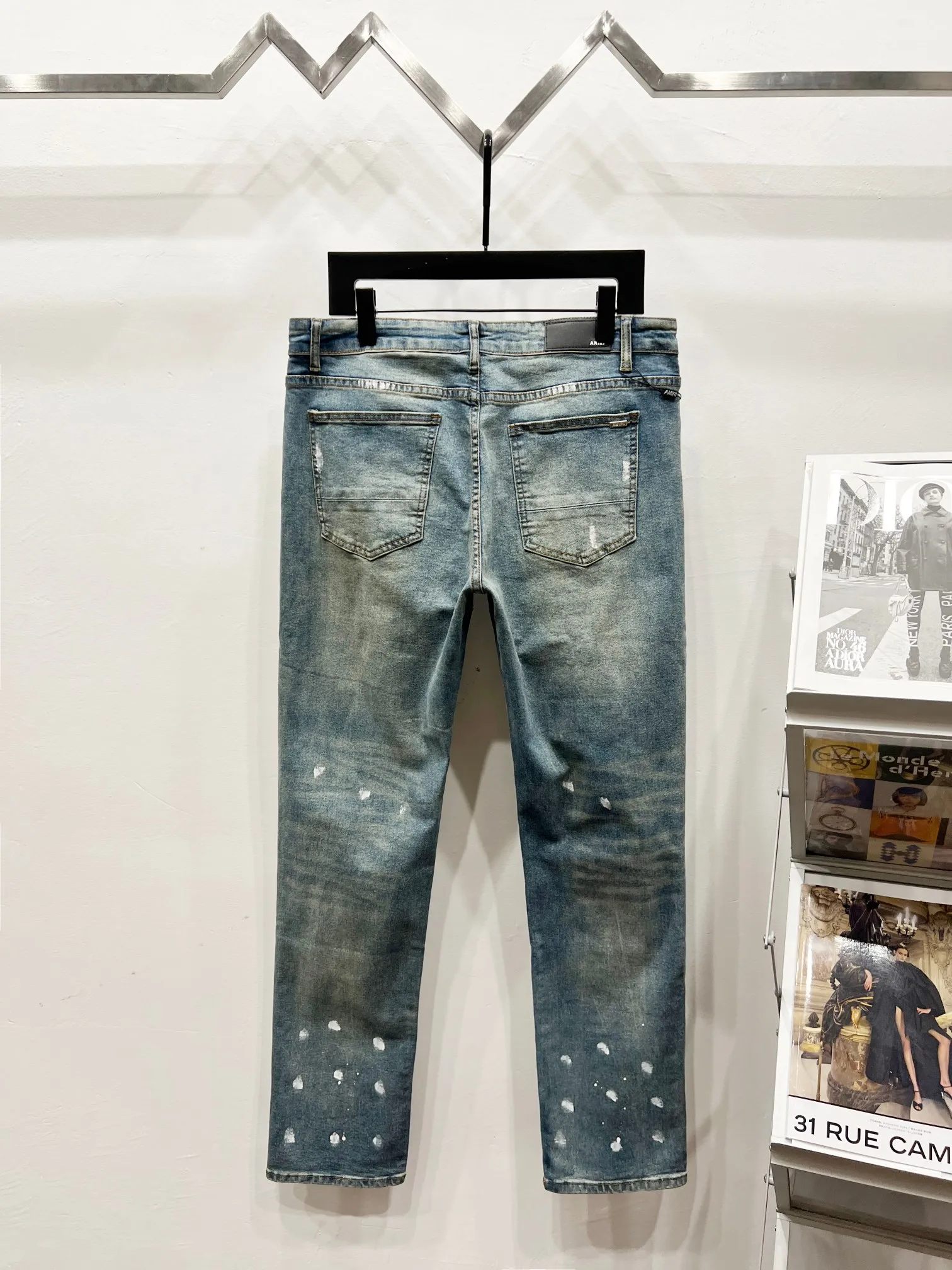 P240 Style number: (K1010) AMIRI & AMIRI new jeans washed ripped leather denim trousers for men and women amiri is transliterated as Emil, which is the name of the founder. Mike Amiri, the founder of amiri, grew up in Los Angeles, USA. He was influenced by local street culture and Punk Rock since he was a child, so he founded the amiri brand named after himself. A variety of trendy clothing meets the needs of different fashion players. Amiri clothing has novel and unique styles and is a well-known street brand in the United States. The styles and styles of many clothes are loved by many street photographers. The various clothing styles meet the dressing needs of different people, show their unique temperament, and show the trend of dressing. Amiri's jeans are relatively famous. Not only do they have many styles, but the quality of the jeans is also very good. Many celebrities have also worn amiri brand jeans. Original goods, washed casual jeans, imported original washed stretch fabrics, comfortable and elastic, original hardware accessories decorated with logo, super correct version, extremely high grade, counter quality, stylish upper body Color: blue with diamonds Size: 28-30-32-34