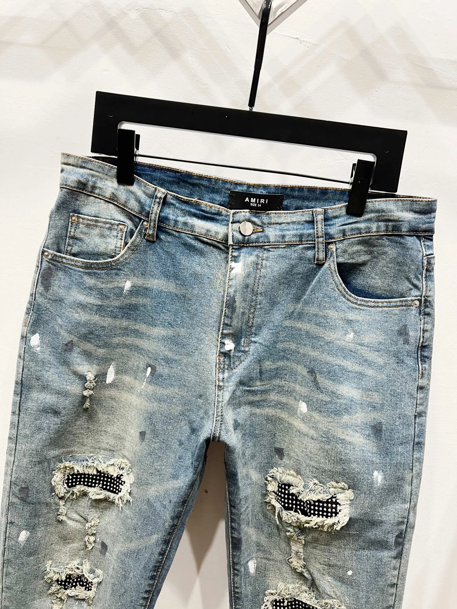 P240 Style number: (K1010) AMIRI & AMIRI new jeans washed ripped leather denim trousers for men and women amiri is transliterated as Emil, which is the name of the founder. Mike Amiri, the founder of amiri, grew up in Los Angeles, USA. He was influenced by local street culture and Punk Rock since he was a child, so he founded the amiri brand named after himself. A variety of trendy clothing meets the needs of different fashion players. Amiri clothing has novel and unique styles and is a well-known street brand in the United States. The styles and styles of many clothes are loved by many street photographers. The various clothing styles meet the dressing needs of different people, show their unique temperament, and show the trend of dressing. Amiri's jeans are relatively famous. Not only do they have many styles, but the quality of the jeans is also very good. Many celebrities have also worn amiri brand jeans. Original goods, washed casual jeans, imported original washed stretch fabrics, comfortable and elastic, original hardware accessories decorated with logo, super correct version, extremely high grade, counter quality, stylish upper body Color: blue with diamonds Size: 28-30-32-34
