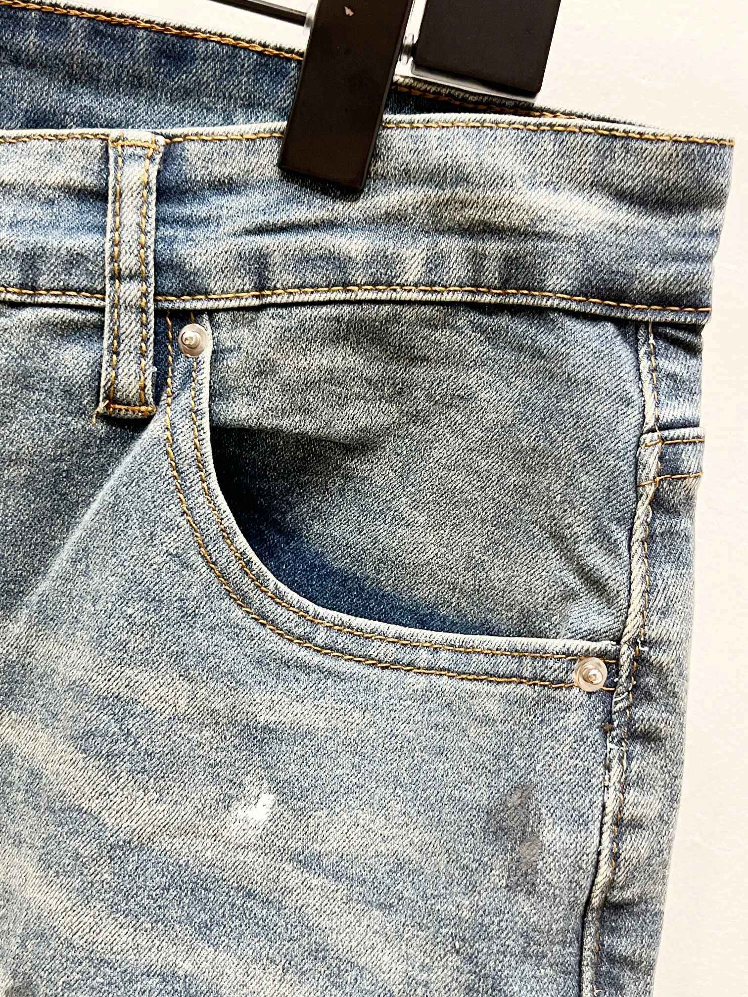 P240 Style number: (K1010) AMIRI & AMIRI new jeans washed ripped leather denim trousers for men and women amiri is transliterated as Emil, which is the name of the founder. Mike Amiri, the founder of amiri, grew up in Los Angeles, USA. He was influenced by local street culture and Punk Rock since he was a child, so he founded the amiri brand named after himself. A variety of trendy clothing meets the needs of different fashion players. Amiri clothing has novel and unique styles and is a well-known street brand in the United States. The styles and styles of many clothes are loved by many street photographers. The various clothing styles meet the dressing needs of different people, show their unique temperament, and show the trend of dressing. Amiri's jeans are relatively famous. Not only do they have many styles, but the quality of the jeans is also very good. Many celebrities have also worn amiri brand jeans. Original goods, washed casual jeans, imported original washed stretch fabrics, comfortable and elastic, original hardware accessories decorated with logo, super correct version, extremely high grade, counter quality, stylish upper body Color: blue with diamonds Size: 28-30-32-34