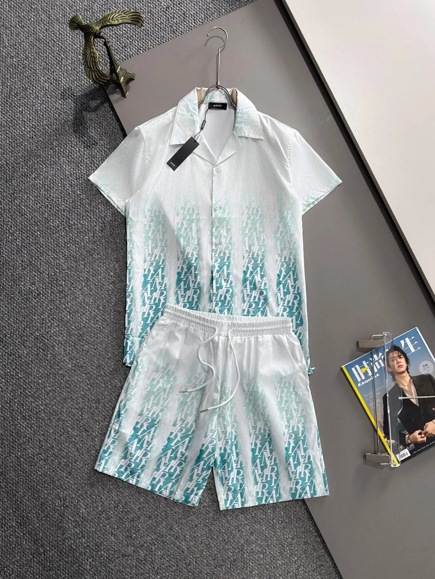 P360 AMIRI2025 summer classic LOGO design all-over printing suit, light and thin cotton full-body digital printing, made of high-quality polyester fiber fabric, breathable mesh lining is added to the pants, carefully created standard version, can be matched separately with clothes, versatile style for leisure time! The classic logo on the whole body is very eye-catching, showing a sense of luxury and style, becoming a classic and mainstream style that never goes out of style and is elegant! Extremely handsome, classic and heroic. Same style for men and women. Size: M-3XL (please note your height and weight when placing an order)