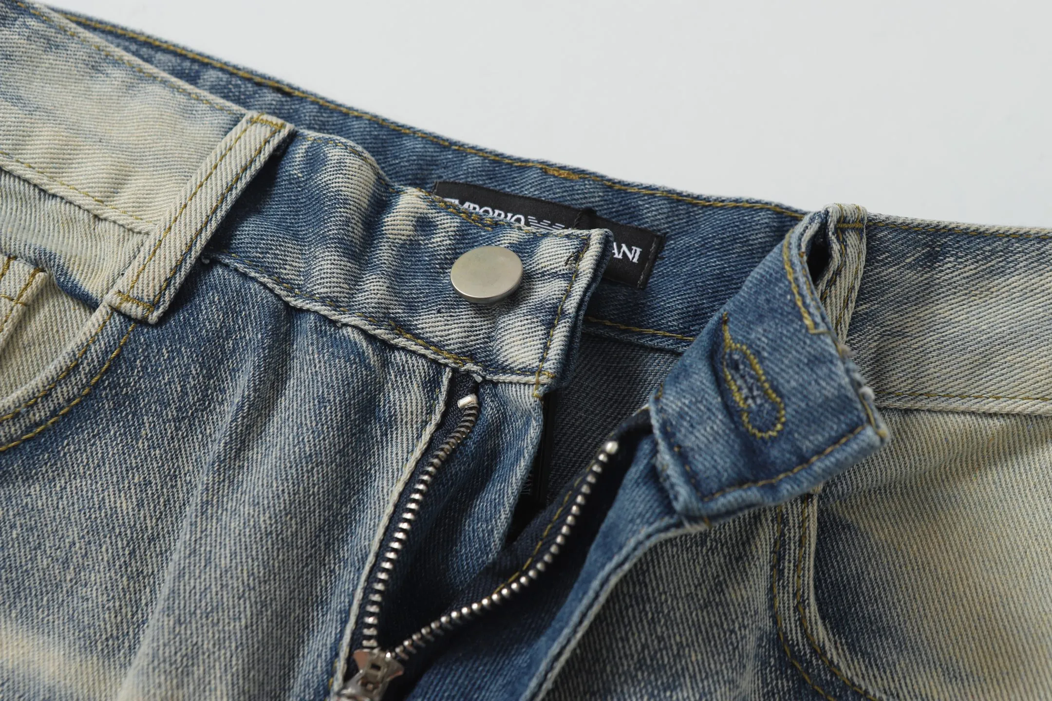 P280 AMIRI 25ss patch embroidery jeans trousers AMIRI high street basic ripped loose casual versatile jeans trousers amiri brand jeans break the production process and cutting of the original jeans, the fabrics are softer and more comfortable Hand-sewn collar label Customized logo buttons Genuine leather tag Color: Picture color Code number: 28-36