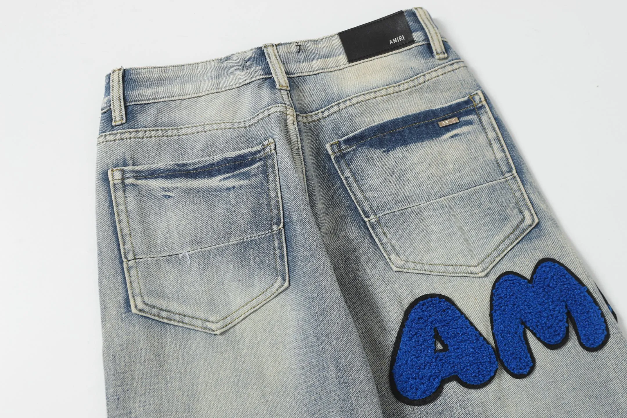 P280 AMIRI 25ss patch embroidery jeans trousers AMIRI high street basic ripped loose casual versatile jeans trousers amiri brand jeans break the production process and cutting of the original jeans, the fabrics are softer and more comfortable Hand-sewn collar label Customized logo buttons Genuine leather tag Color: Picture color Code number: 28-36