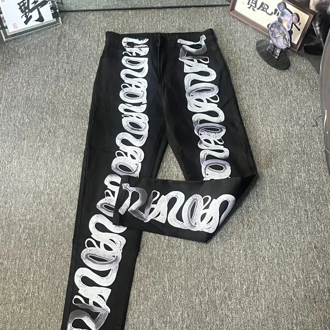 P180 Top replica AMIRI splash-ink medal patch embroidered jeans trousers AMIRI high street basic ripped tight stretch jeans trousers Amiriamiri is transliterated as Emil, which is the name of the founder. Mike Amiri, the founder of amiri, grew up in Los Angeles, USA. He was influenced by the local street culture Rock since he was a child, so he founded the amiri brand named after himself. A variety of trendy brand clothing meets the needs of different fashion players. Amiri clothing has novel and unique styles and is a well-known street brand in the United States. Many of its styles and styles are loved by many street photographers. Various clothing styles meet the needs of different people, show their unique temperament, and show the trend of dressing. amiri's jeans are relatively famous. Not only do they have many styles, but the quality of the jeans is also very good. Many celebrities have also worn amiri brand jeans.  The jeans of the amiri brand break through the production process and cutting of the original jeans. The fabrics are relatively soft and comfortable, and are not as hard as some jeans, which can irritate the skin and cause the skin to bleed when worn. Los Angeles trendy brand Amiri's jeans are made with great detail from tailoring to texture, adding wrinkles, bullet holes, damage and other details to add to the trendiness of the jeans. You can choose the style that suits you according to your own needs. Only when you wear a suitable style can you have a certain sense of fashion.  In recent years, high street has become a word that appears more and more frequently in men's clothing. High street style has also become an important direction for everyone's matching. High street related items are basically inseparable from oversize or off-shoulder tops. The lower body is matched with trackpants or tight-fitting denim. In my opinion, the most representative one is perhaps annihilation. Color; picture color Size: m l xl xxl