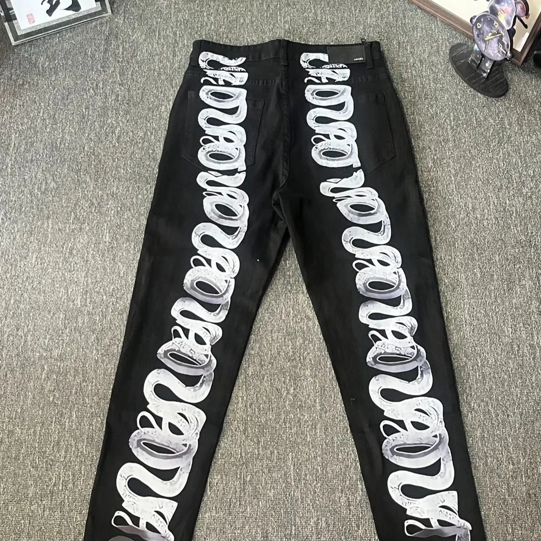 P180 Top replica AMIRI splash-ink medal patch embroidered jeans trousers AMIRI high street basic ripped tight stretch jeans trousers Amiriamiri is transliterated as Emil, which is the name of the founder. Mike Amiri, the founder of amiri, grew up in Los Angeles, USA. He was influenced by the local street culture Rock since he was a child, so he founded the amiri brand named after himself. A variety of trendy brand clothing meets the needs of different fashion players. Amiri clothing has novel and unique styles and is a well-known street brand in the United States. Many of its styles and styles are loved by many street photographers. Various clothing styles meet the needs of different people, show their unique temperament, and show the trend of dressing. amiri's jeans are relatively famous. Not only do they have many styles, but the quality of the jeans is also very good. Many celebrities have also worn amiri brand jeans.  The jeans of the amiri brand break through the production process and cutting of the original jeans. The fabrics are relatively soft and comfortable, and are not as hard as some jeans, which can irritate the skin and cause the skin to bleed when worn. Los Angeles trendy brand Amiri's jeans are made with great detail from tailoring to texture, adding wrinkles, bullet holes, damage and other details to add to the trendiness of the jeans. You can choose the style that suits you according to your own needs. Only when you wear a suitable style can you have a certain sense of fashion.  In recent years, high street has become a word that appears more and more frequently in men's clothing. High street style has also become an important direction for everyone's matching. High street related items are basically inseparable from oversize or off-shoulder tops. The lower body is matched with trackpants or tight-fitting denim. In my opinion, the most representative one is perhaps annihilation. Color; picture color Size: m l xl xxl