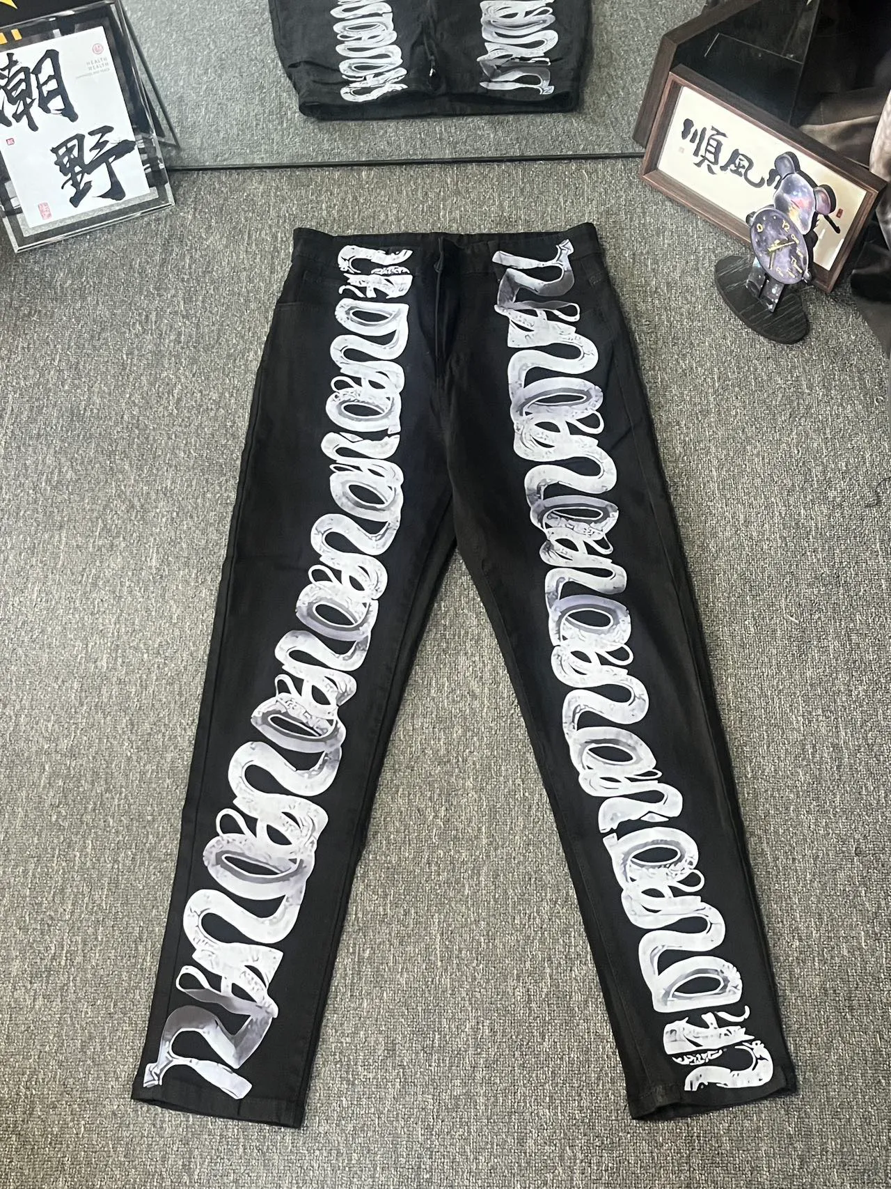P180 Top replica AMIRI splash-ink medal patch embroidered jeans trousers AMIRI high street basic ripped tight stretch jeans trousers Amiriamiri is transliterated as Emil, which is the name of the founder. Mike Amiri, the founder of amiri, grew up in Los Angeles, USA. He was influenced by the local street culture Rock since he was a child, so he founded the amiri brand named after himself. A variety of trendy brand clothing meets the needs of different fashion players. Amiri clothing has novel and unique styles and is a well-known street brand in the United States. Many of its styles and styles are loved by many street photographers. Various clothing styles meet the needs of different people, show their unique temperament, and show the trend of dressing. amiri's jeans are relatively famous. Not only do they have many styles, but the quality of the jeans is also very good. Many celebrities have also worn amiri brand jeans.  The jeans of the amiri brand break through the production process and cutting of the original jeans. The fabrics are relatively soft and comfortable, and are not as hard as some jeans, which can irritate the skin and cause the skin to bleed when worn. Los Angeles trendy brand Amiri's jeans are made with great detail from tailoring to texture, adding wrinkles, bullet holes, damage and other details to add to the trendiness of the jeans. You can choose the style that suits you according to your own needs. Only when you wear a suitable style can you have a certain sense of fashion.  In recent years, high street has become a word that appears more and more frequently in men's clothing. High street style has also become an important direction for everyone's matching. High street related items are basically inseparable from oversize or off-shoulder tops. The lower body is matched with trackpants or tight-fitting denim. In my opinion, the most representative one is perhaps annihilation. Color; picture color Size: m l xl xxl