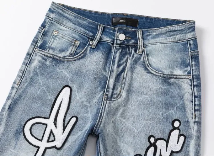 #N14 P246💰 (Top version) AMIRI hot high street jeans slim fit stretch washed knife cut trousers for men AMIRI amiri is transliterated as Emil, which is the name of the founder. Mike Amiri, the founder of amiri, grew up in Los Angeles, USA. He was influenced by local street culture and Punk Rock since he was a child, so he founded the amiri brand named after himself. A variety of trendy brand clothing meets the needs of different trendy players. Amiri clothing has novel and unique styles and is a well-known street brand in the United States. The styles and styles of many clothes are loved by many street photographers. The various clothing styles meet the dressing needs of different people, show their unique temperament, and show the trend of dressing. amiri's jeans are relatively famous. Not only do they have many styles, but the quality of the jeans is also very good. Many celebrities have also worn amiri brand jeans. Color: Picture color Size: 28, 30, 32, 34, 36 28 30 32 34 36 Waist 71 76 81 86 91 Qianlang 26.5 27.5 28.5 29.5 30.5 Hou Lang 37 38 39 40 41 Foot 14 14.8 15.6 16.4 17.2 Foreign Minister 100 102 104 106 107