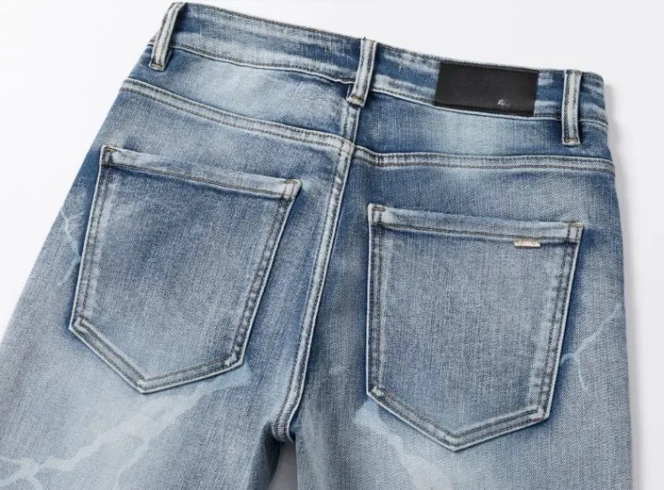 #N14 P246💰 (Top version) AMIRI hot high street jeans slim fit stretch washed knife cut trousers for men AMIRI amiri is transliterated as Emil, which is the name of the founder. Mike Amiri, the founder of amiri, grew up in Los Angeles, USA. He was influenced by local street culture and Punk Rock since he was a child, so he founded the amiri brand named after himself. A variety of trendy brand clothing meets the needs of different trendy players. Amiri clothing has novel and unique styles and is a well-known street brand in the United States. The styles and styles of many clothes are loved by many street photographers. The various clothing styles meet the dressing needs of different people, show their unique temperament, and show the trend of dressing. amiri's jeans are relatively famous. Not only do they have many styles, but the quality of the jeans is also very good. Many celebrities have also worn amiri brand jeans. Color: Picture color Size: 28, 30, 32, 34, 36 28 30 32 34 36 Waist 71 76 81 86 91 Qianlang 26.5 27.5 28.5 29.5 30.5 Hou Lang 37 38 39 40 41 Foot 14 14.8 15.6 16.4 17.2 Foreign Minister 100 102 104 106 107