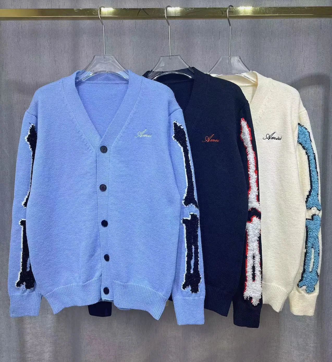 P270 🎉AMIRI new V-neck cardigan sweater, logo embroidery on the chest, 1:1 towel embroidery on the sleeves Color: apricot white, cerulean blue, black, size: S M L XL XXL