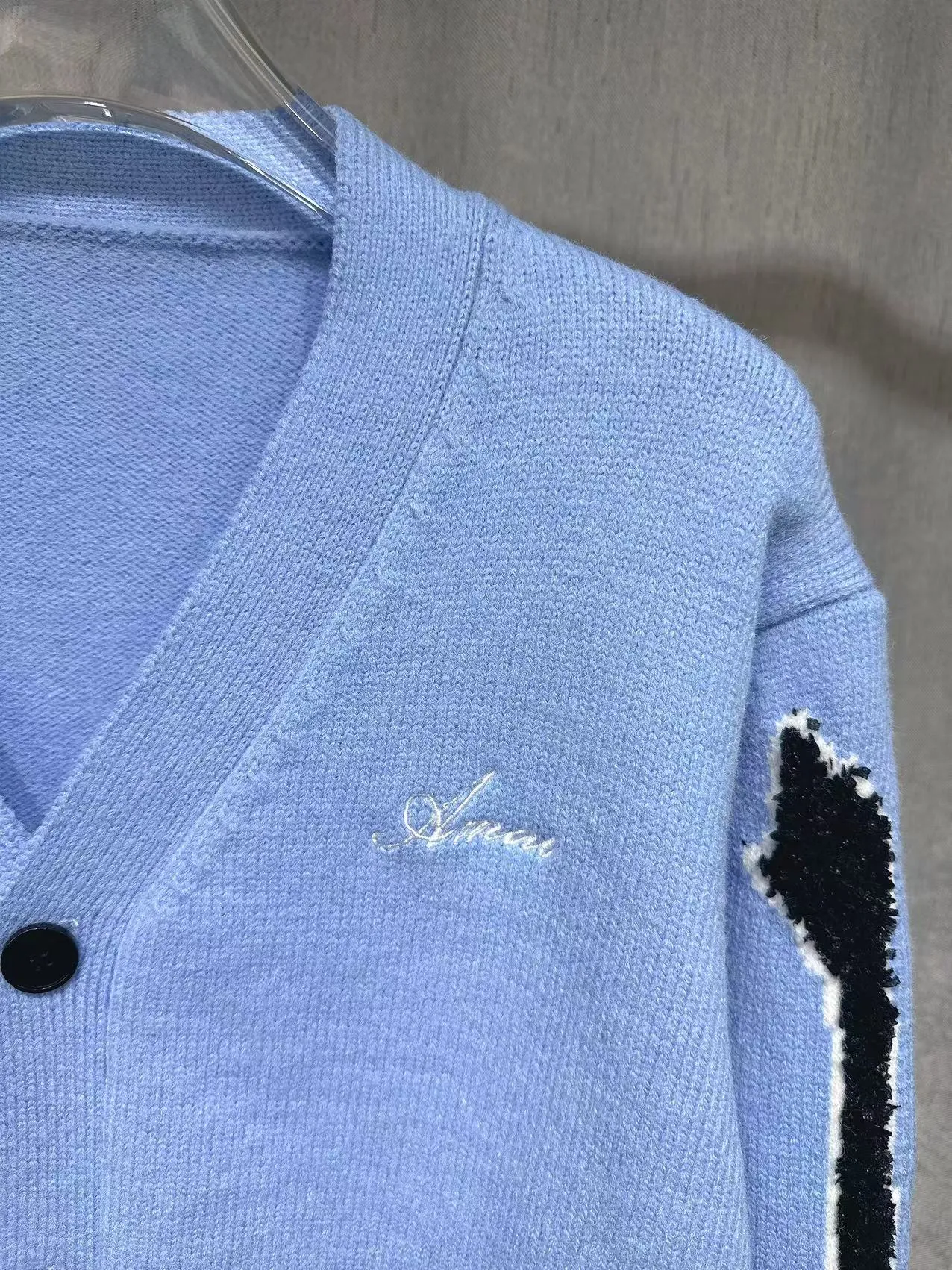 P270 🎉AMIRI new V-neck cardigan sweater, logo embroidery on the chest, 1:1 towel embroidery on the sleeves Color: apricot white, cerulean blue, black, size: S M L XL XXL